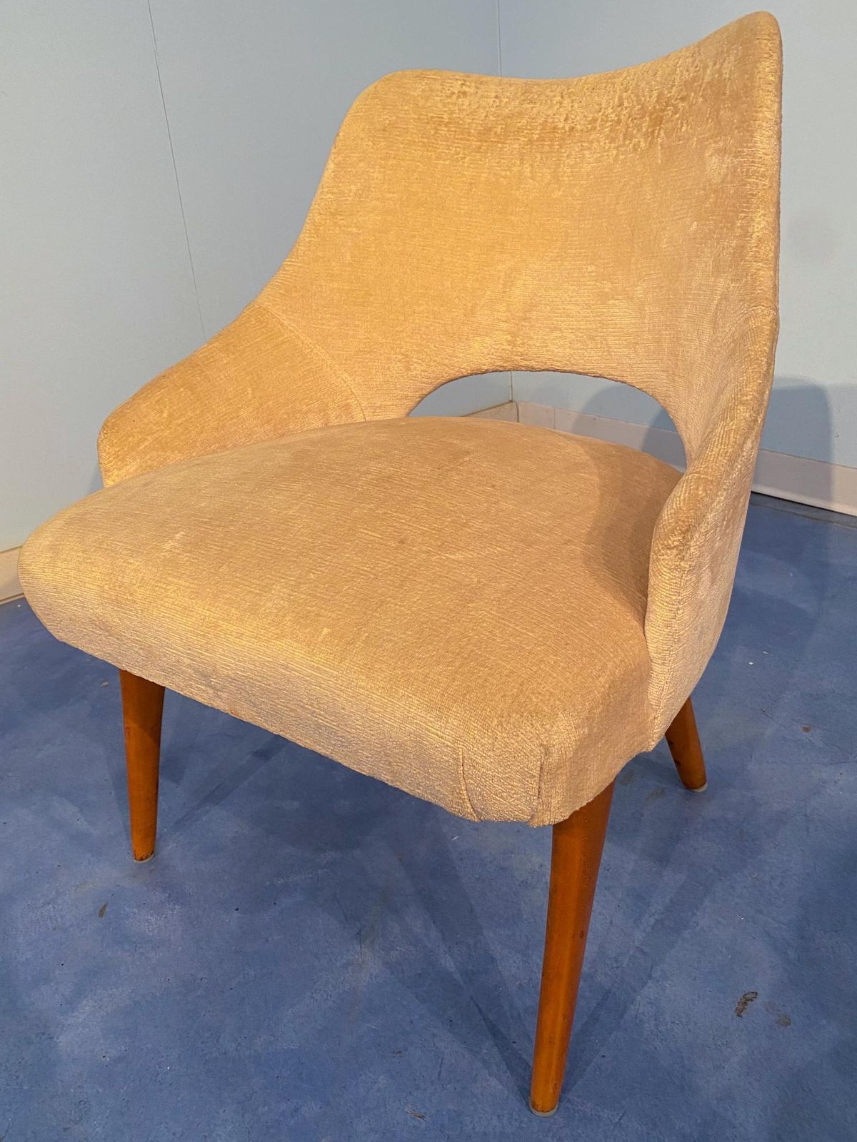 photo for sale Couple Of Italian Mid Century Armchairs In Yellow Velvet By Vittorio Dassi
