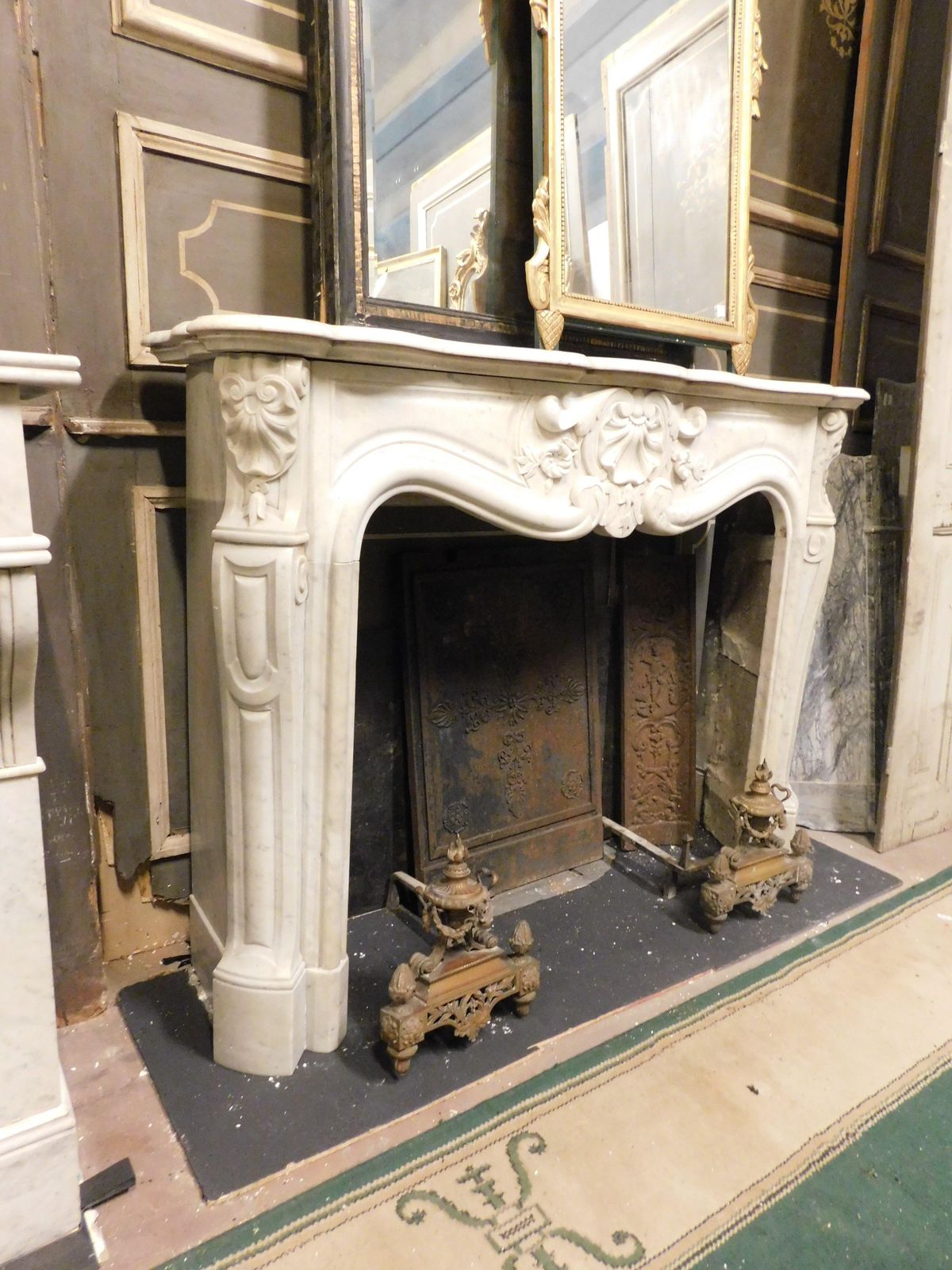 photo vinterior Fireplace Handle Carved With Three Shells In White Carrara Marble, France