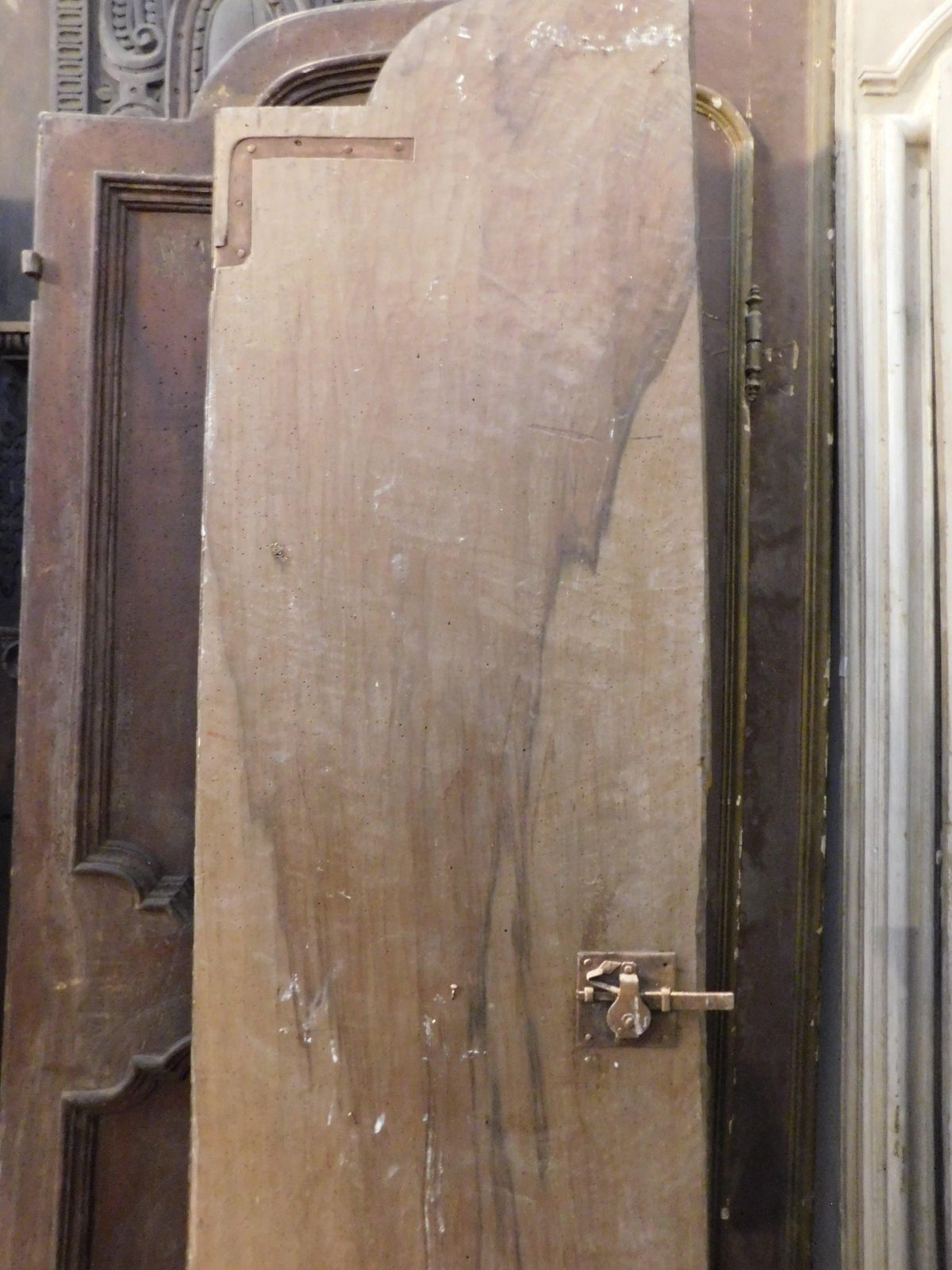 photo furniture Walnut Wood Door Arched, Two Leaves With Carved Panels, Italy