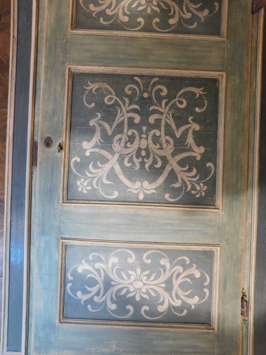photo vintage Set Of 2 Big Interior Doors, Richly Painted With Frame And Overdoor, Italy