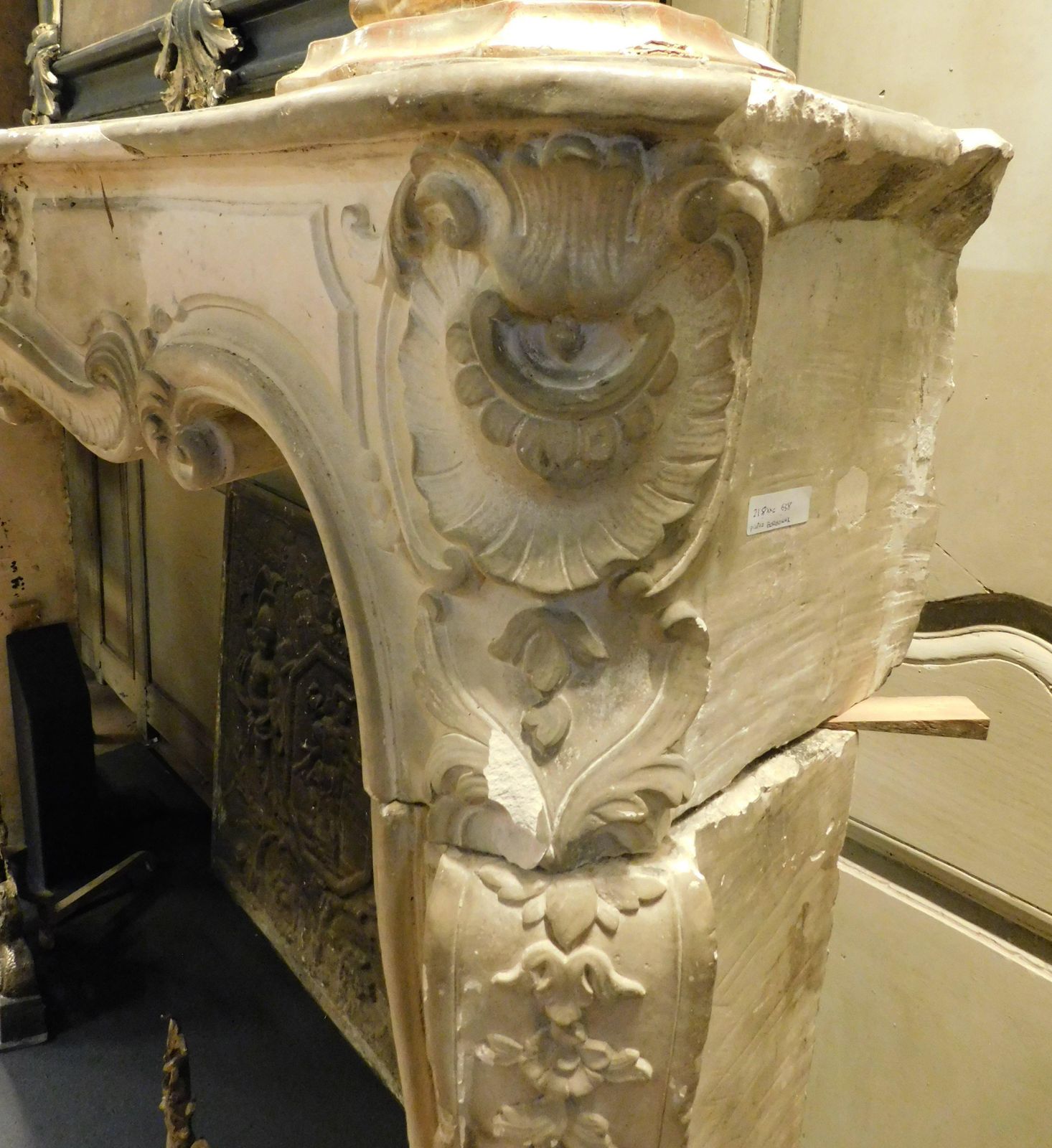 photo vintage Fireplace Mantle In Richly Carved Burgundy Stone And Wavy Shape, Italy