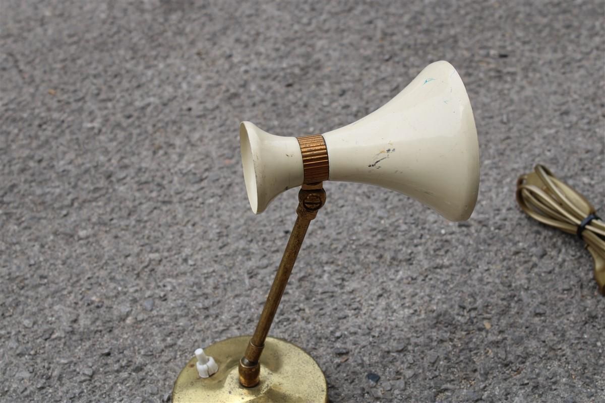 Coppia Di Lampade Da Tavolo Italia 1950 In Ottone E Metallo Smaltato Blu E Beige photo Lighting