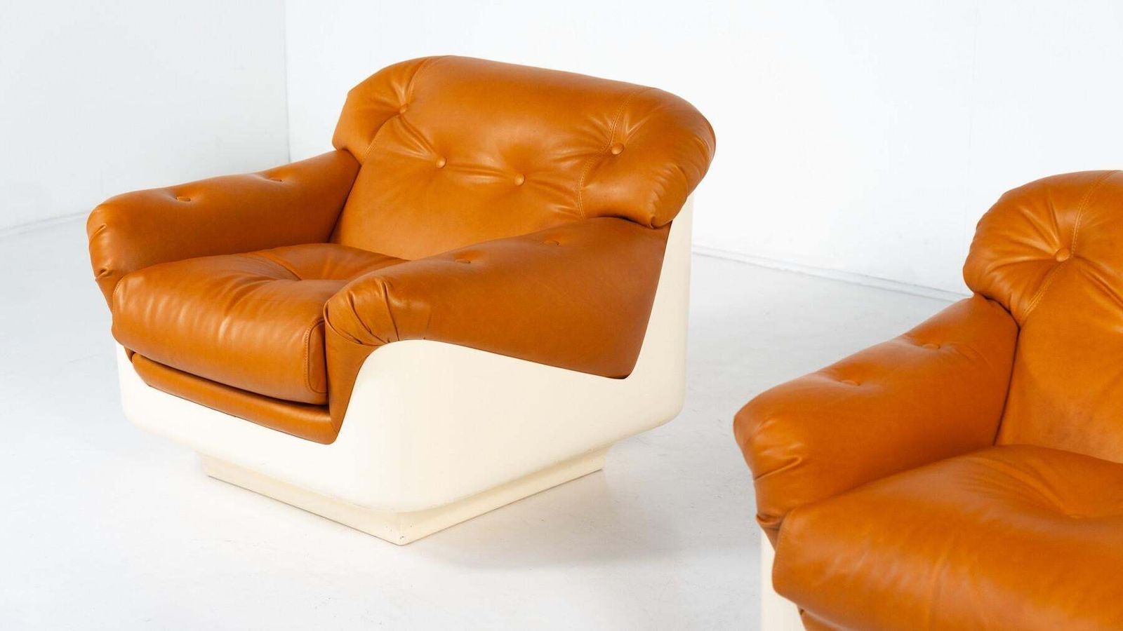 photo furniture Pair Of Armchairs By Jorge Zalszupin, Fiberglass And Leather, 2 Pairs Available