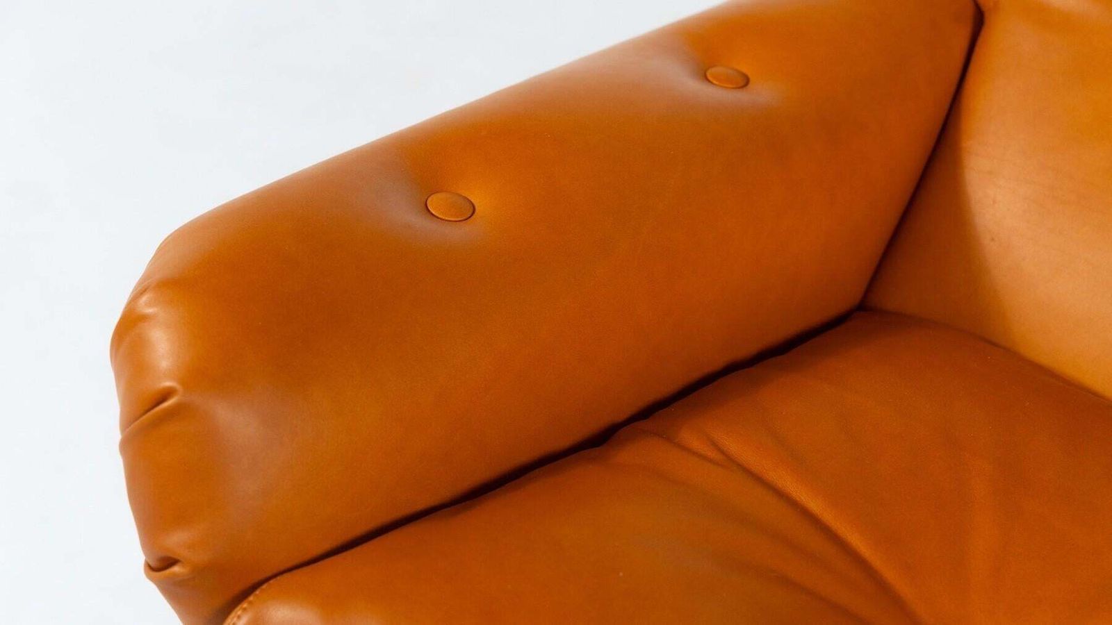 photo vinterior Pair Of Armchairs By Jorge Zalszupin, Fiberglass And Leather, 2 Pairs Available