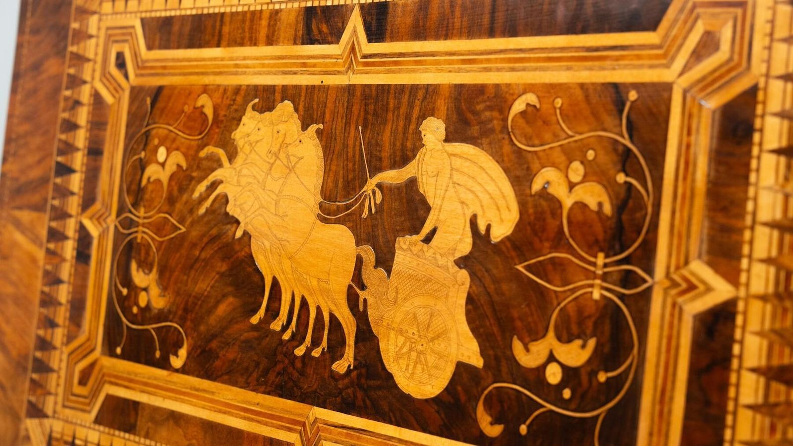 photo vinterior 19th Century Tilt Top Table With Marquetry, Italy