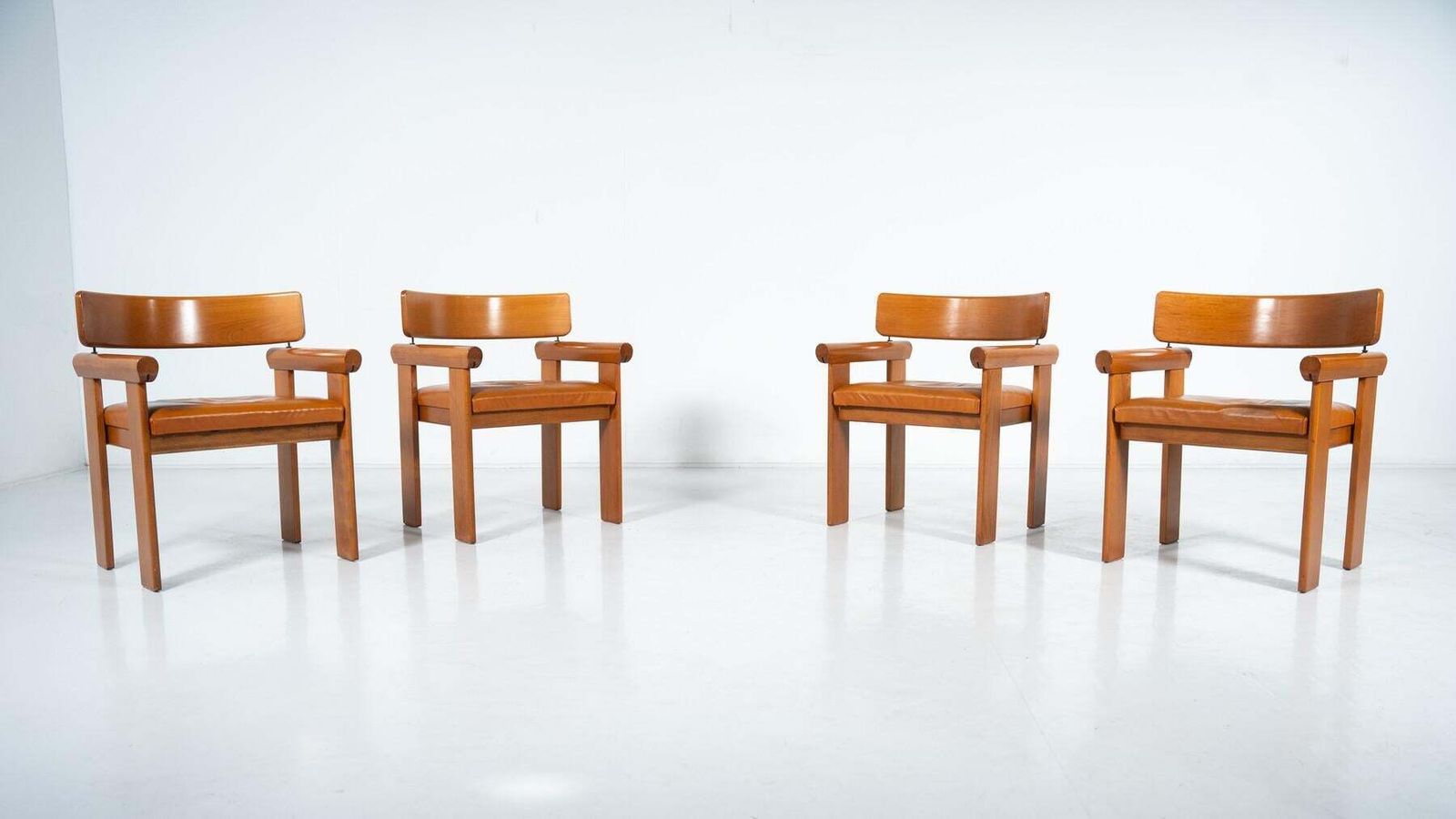 photo vintage Set Of 4 Architectural Armchairs, Cognac Leather, Italy
