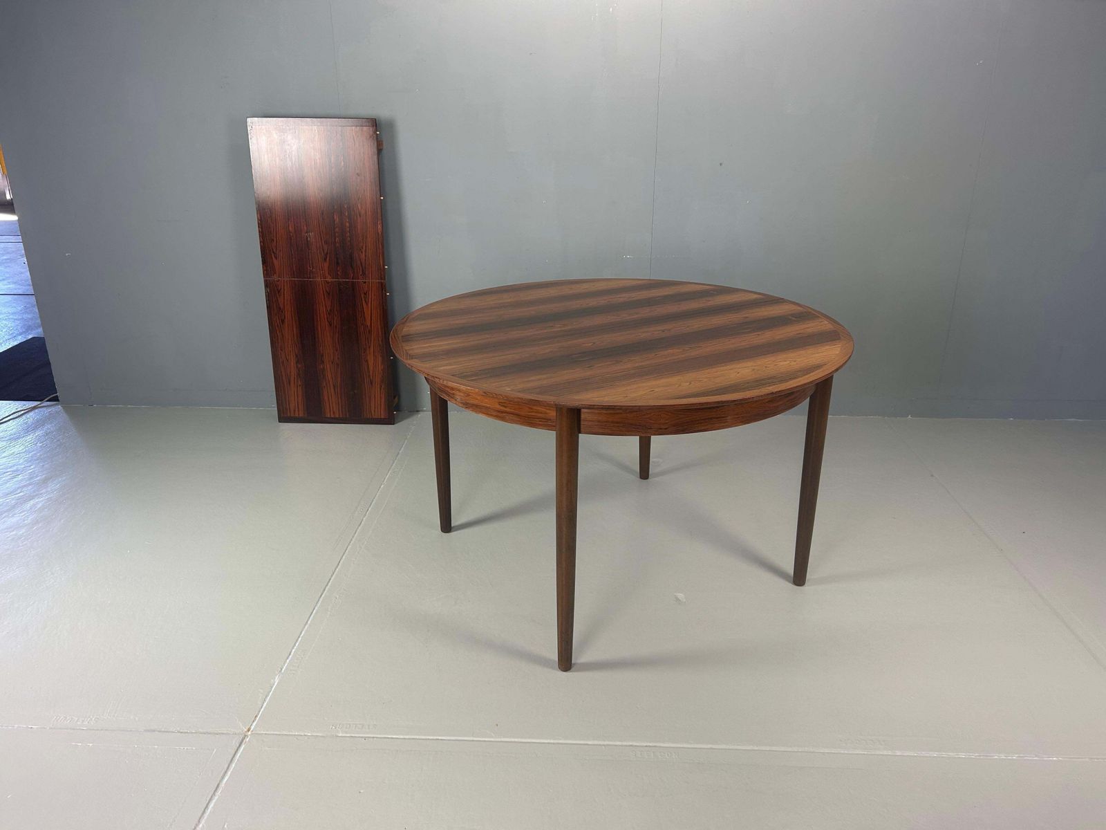 Scandinavian Modern Extendable Oval / Round Dinning Table, 1960, Denmark photo furniture