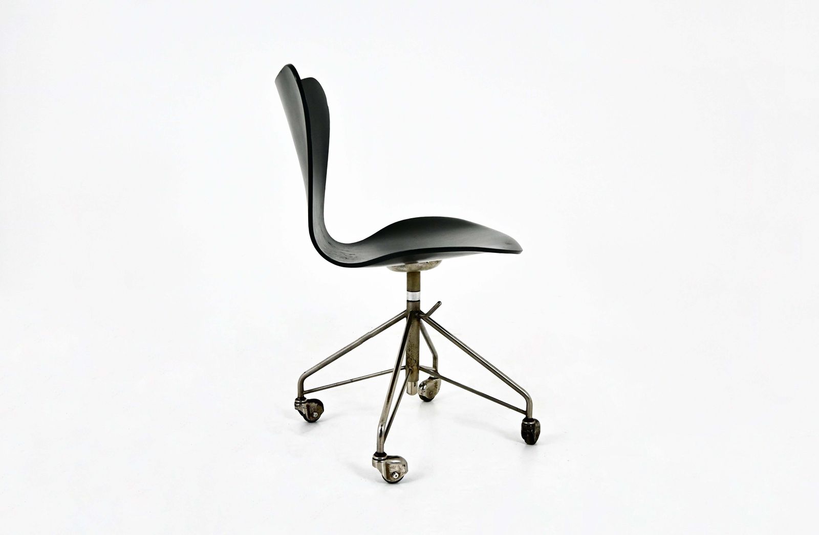 Chair Model 3217 By Arne Jacobsen For Fritz Hansen, 1960s photo vinterior