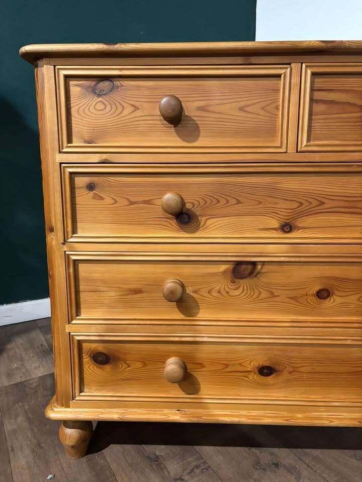photo vintage Victorian Style Pine Chest Of Drawers