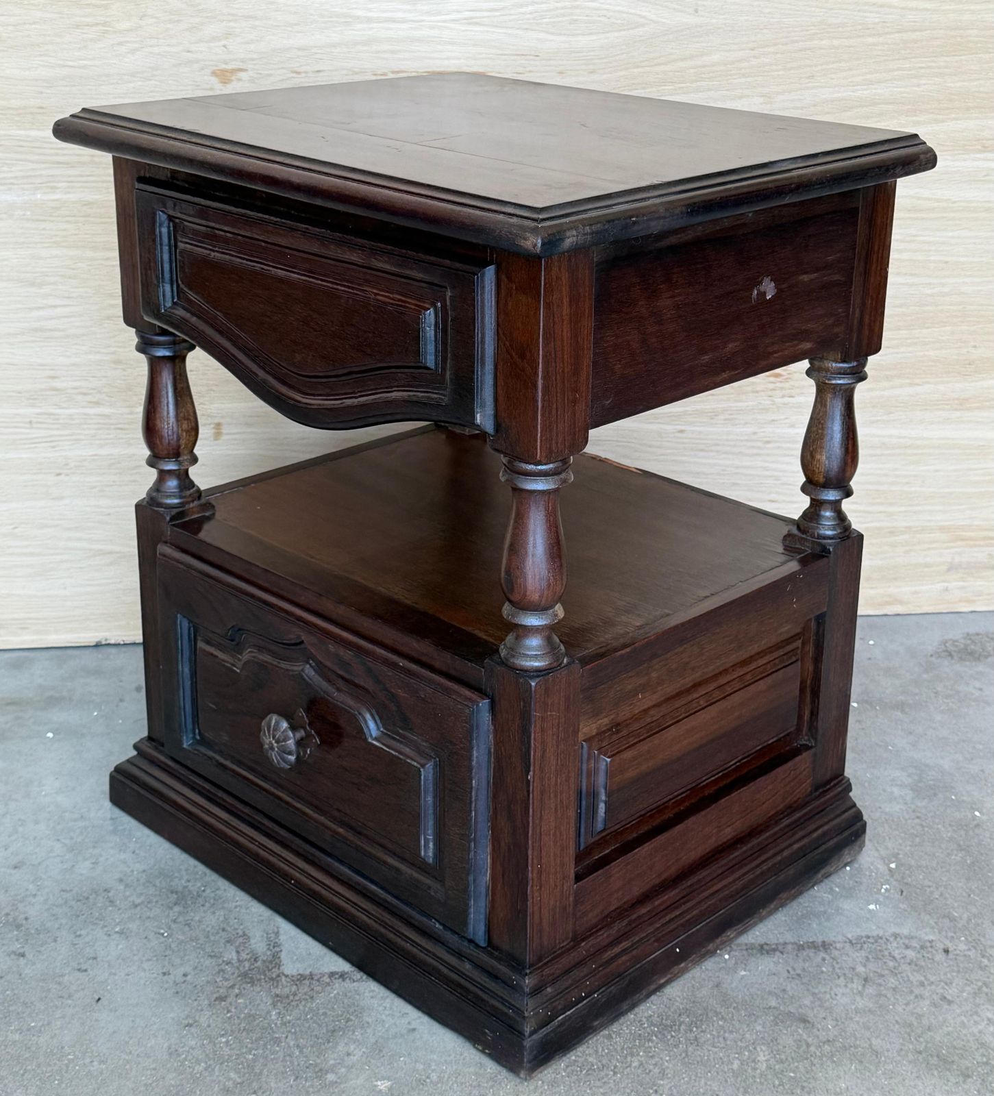photo furniture Paire de tables de chevet espagnoles en bois massif sculpté, XXe siècle, deux tiroirs