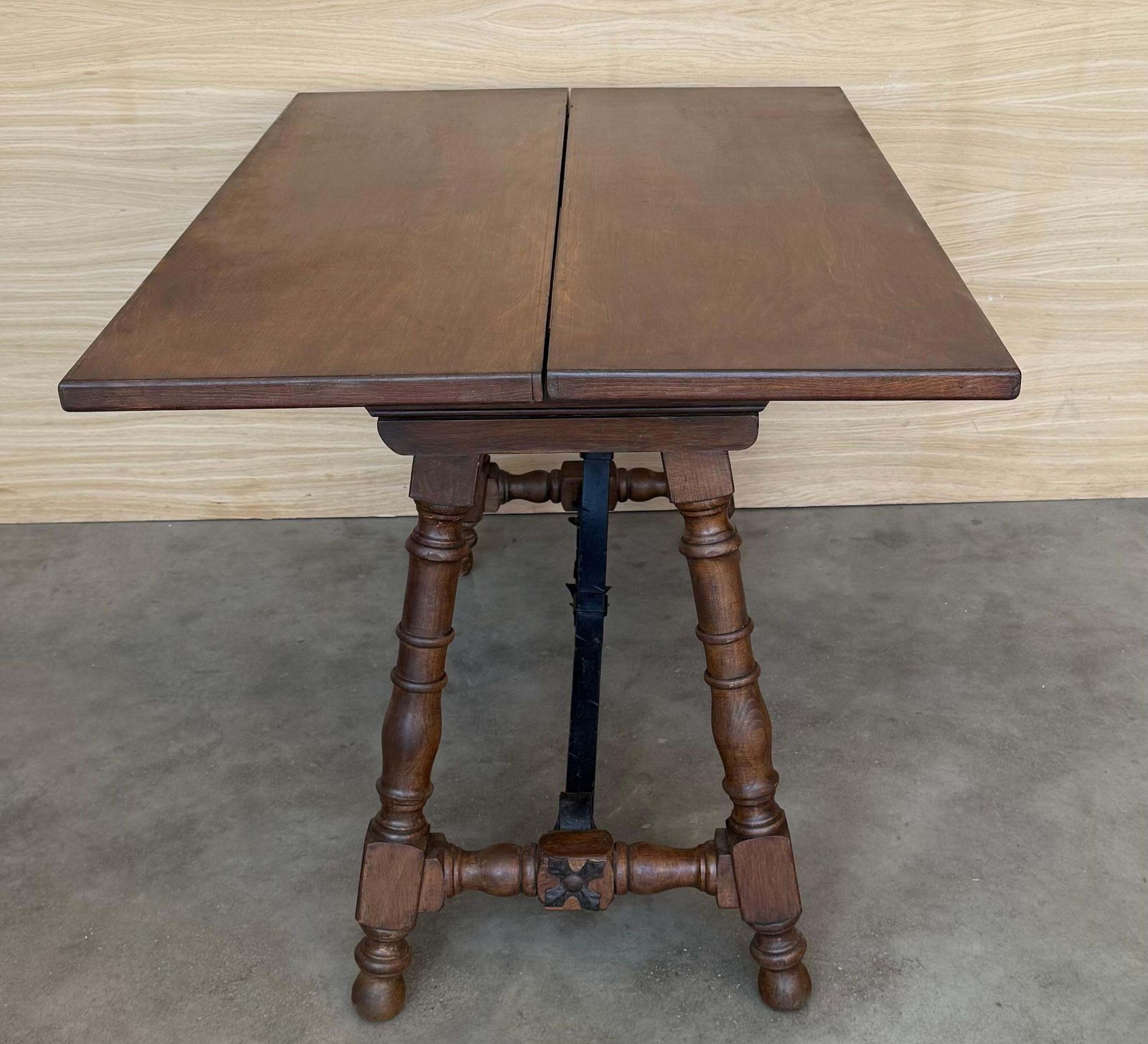 Table console espagnole du XXe siècle à abattant, avec entretoise en bois photo for sale