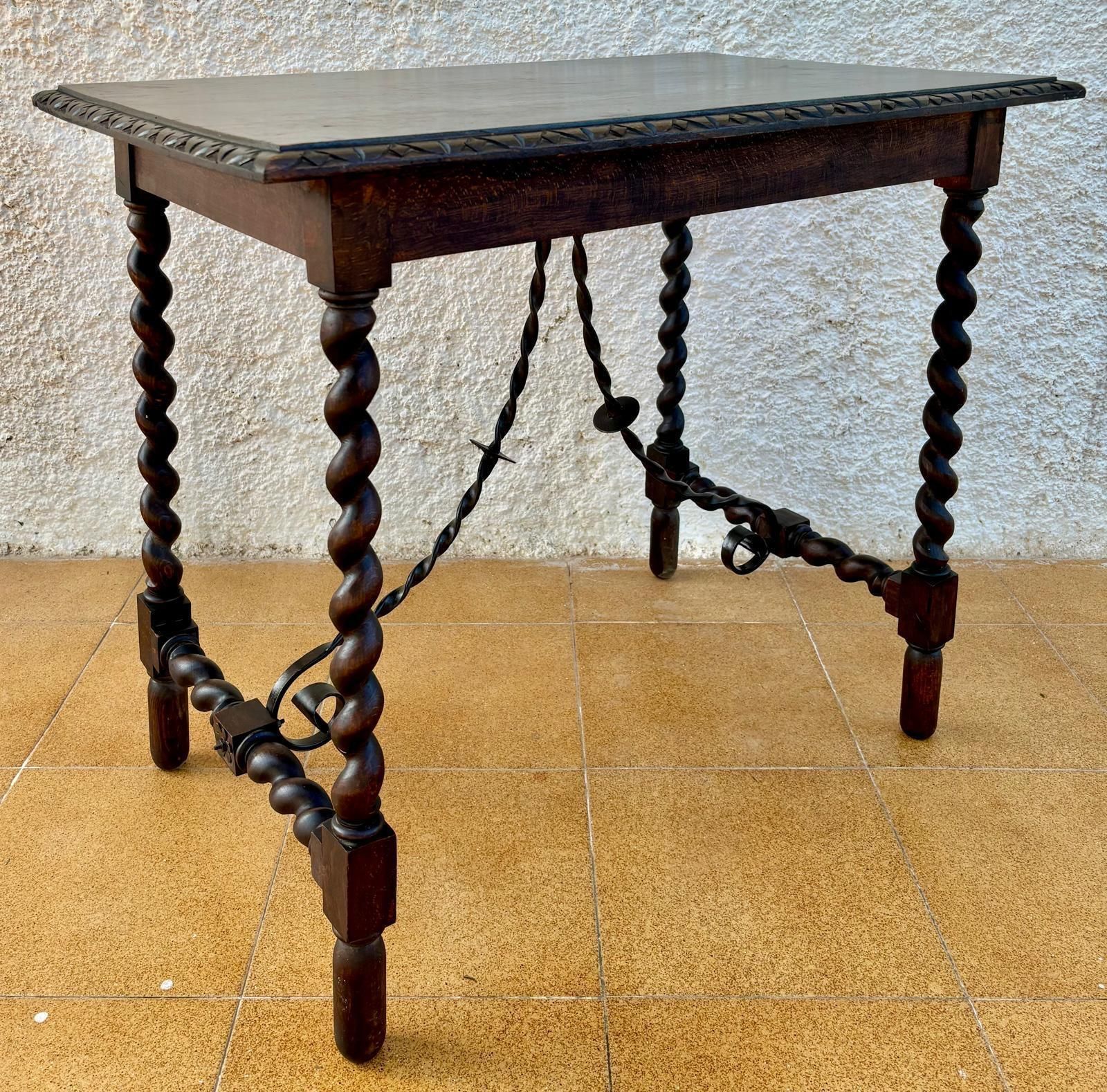 Table d'appoint espagnole XIXe siècle, pieds tournés sculptés et entretoise en fer, 1850 photo Mobilier