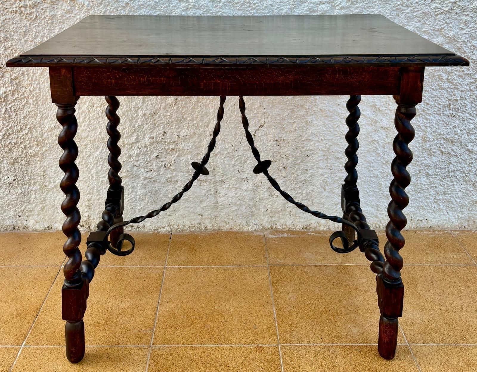 Table d'appoint espagnole XIXe siècle, pieds tournés sculptés et entretoise en fer, 1850 photo buy