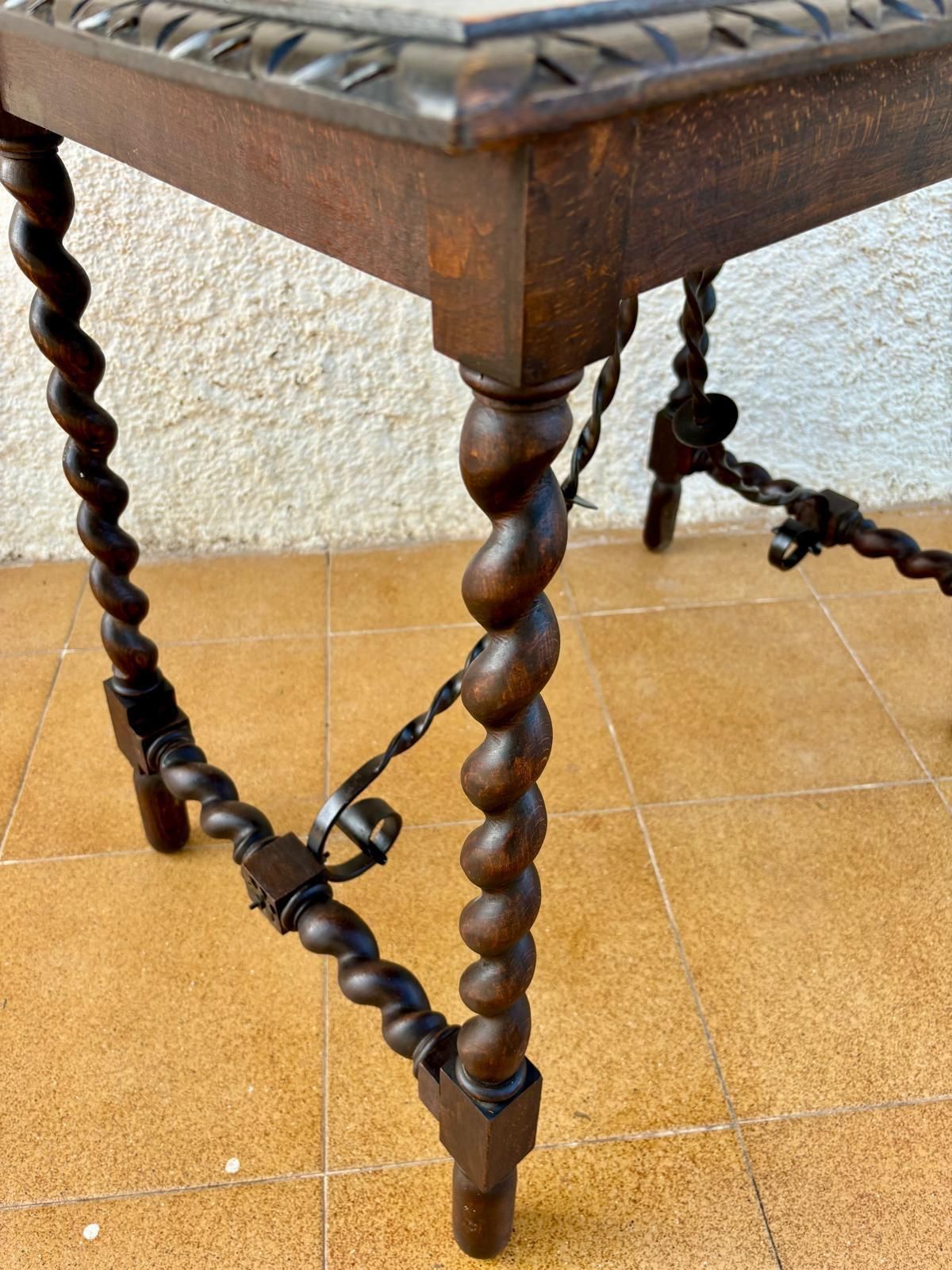 photo furniture Table d'appoint espagnole XIXe siècle, pieds tournés sculptés et entretoise en fer, 1850