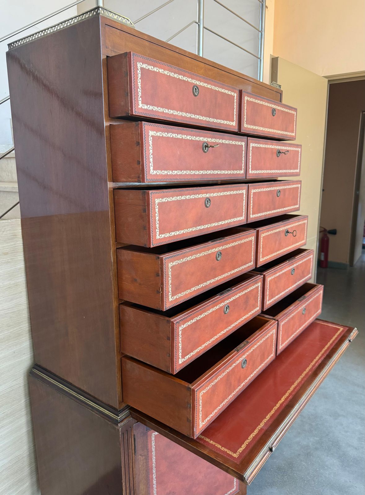 photo furniture Commode vintage de style Chippendale en cuir gaufré orange, bureau