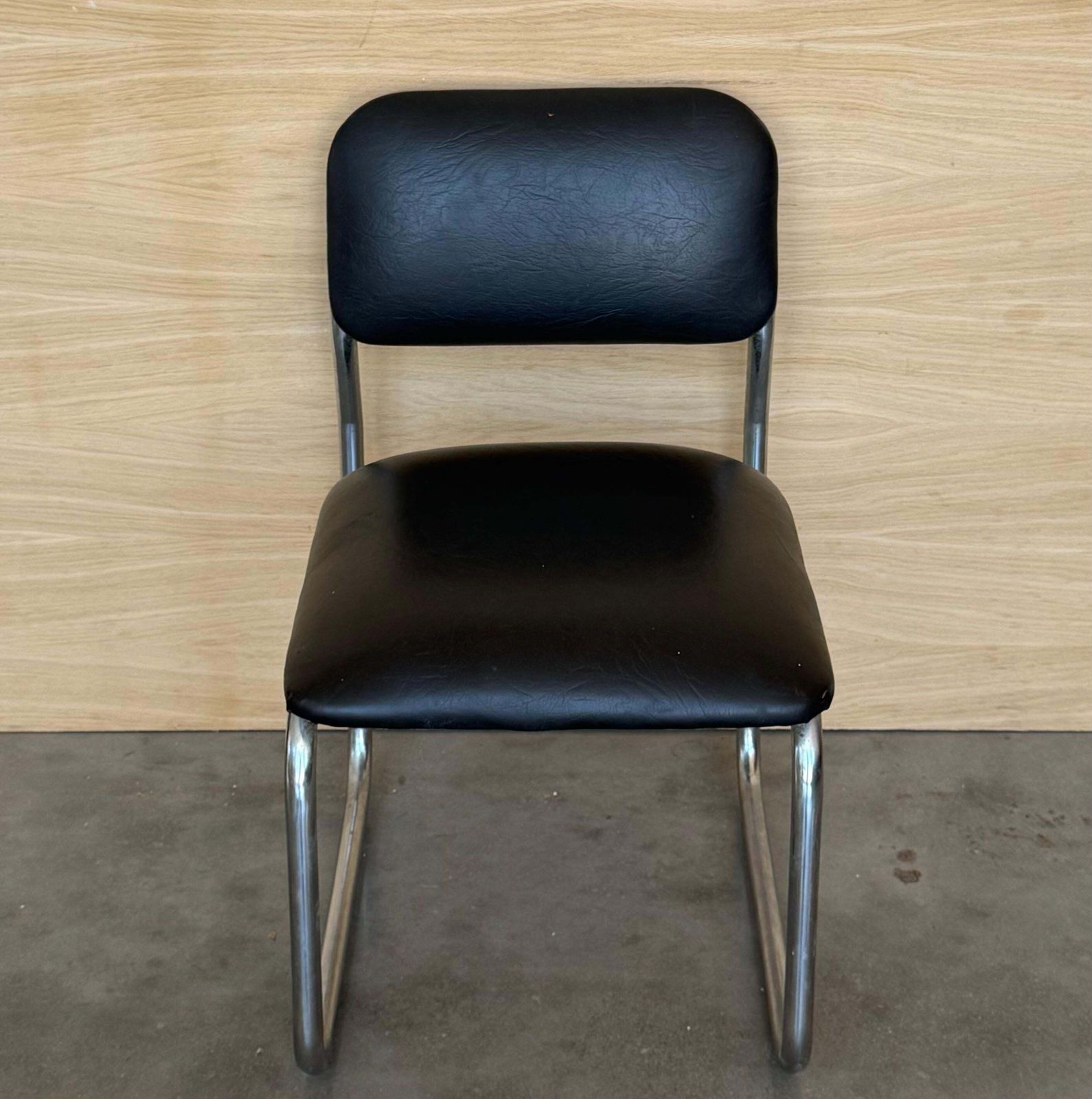 Ensemble de six chaises cantilever en cuir et acier, années 1970 photo for sale