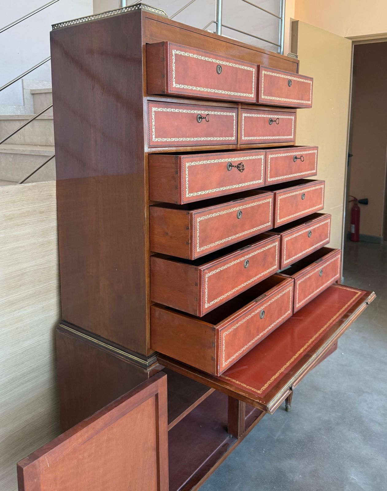 photo vinterior Commode vintage de style Chippendale en cuir gaufré orange, bureau
