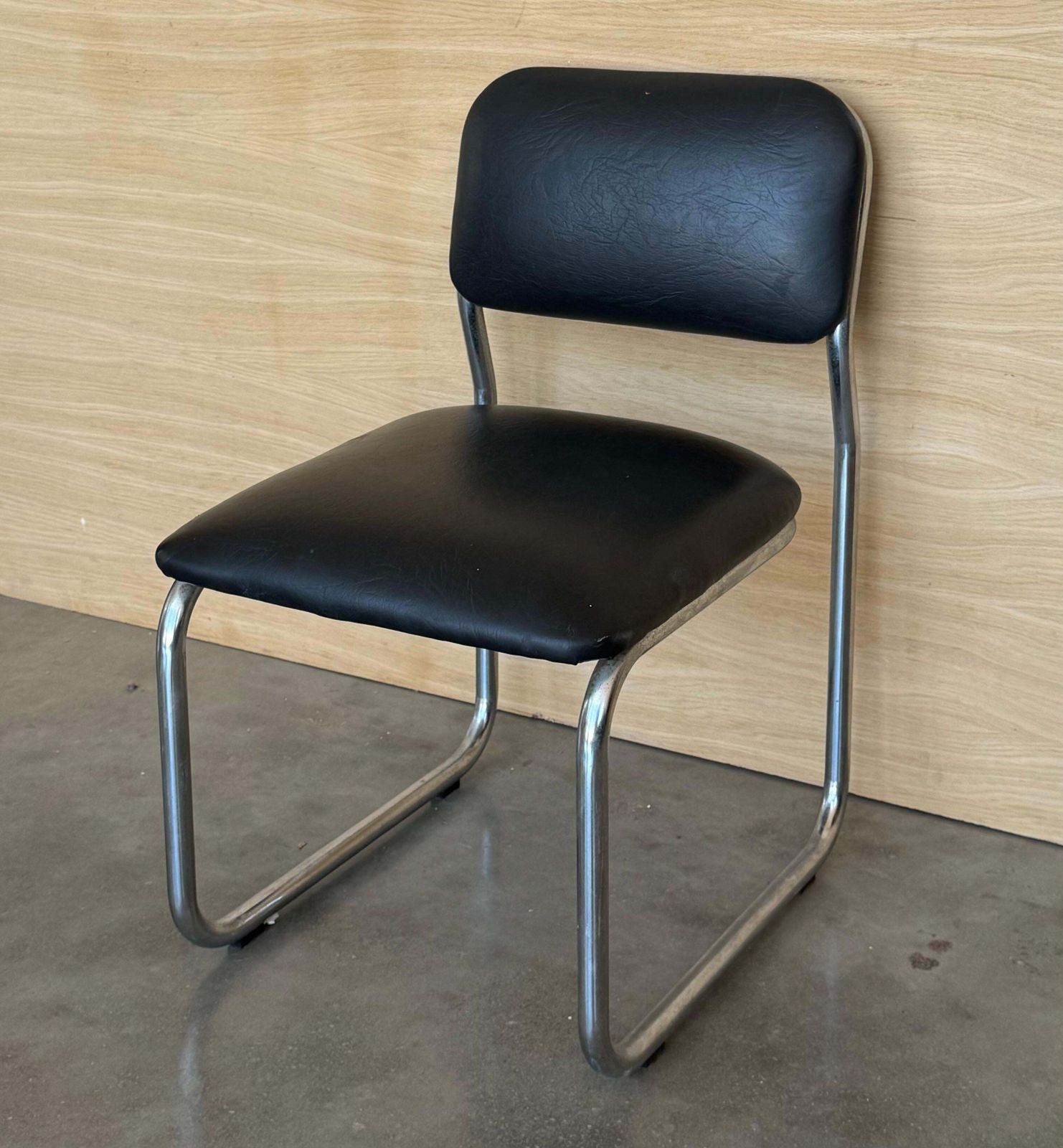 Ensemble de six chaises cantilever en cuir et acier, années 1970 photo Mobilier