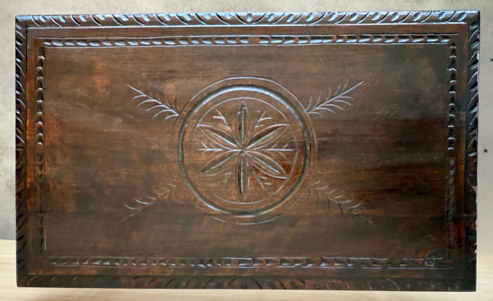 Table d'appoint baroque espagnole aux pieds en lyre et bords sculptés, XIXe siècle photo 2019.0