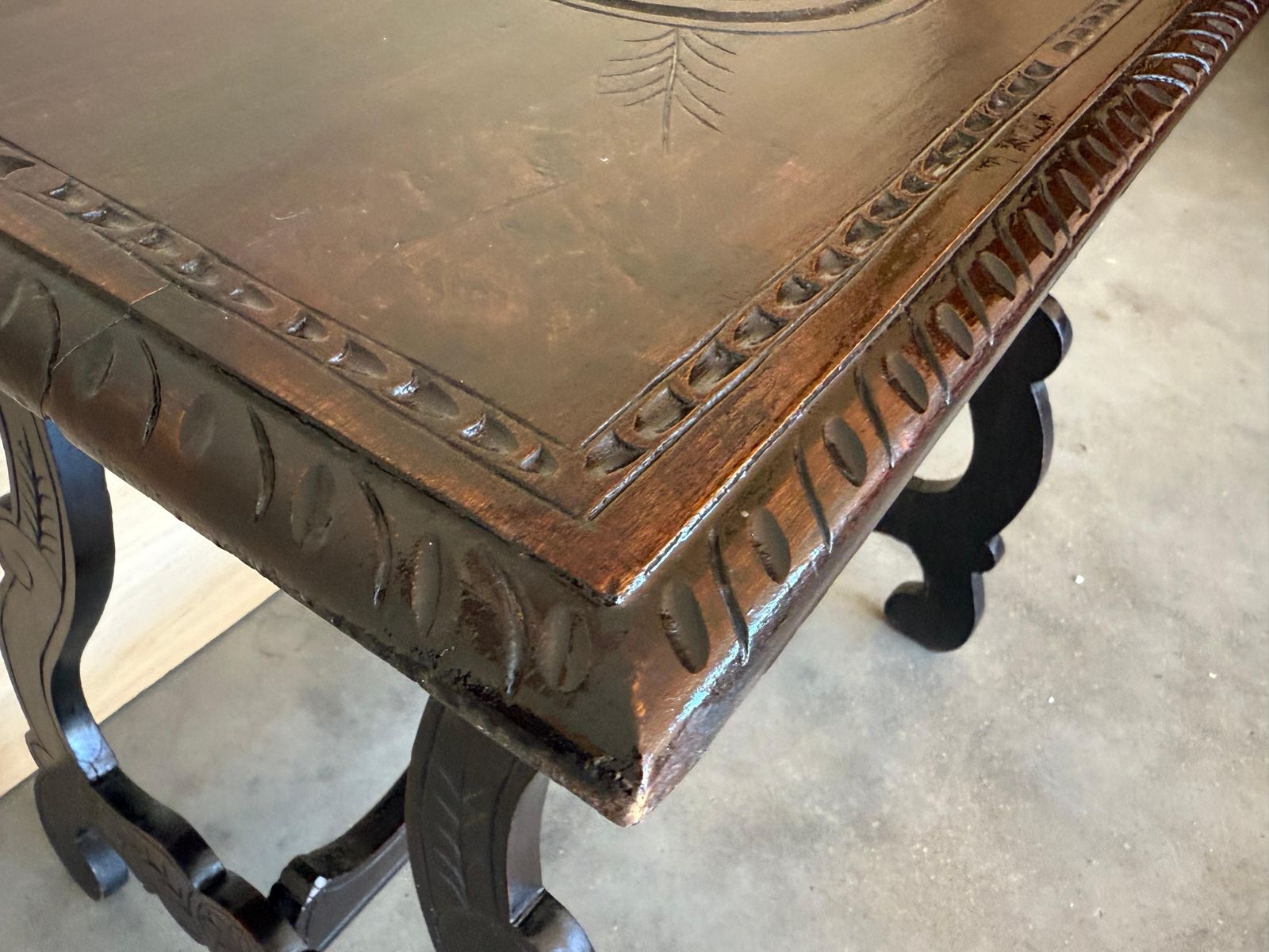 photo for sale Table d'appoint baroque espagnole aux pieds en lyre et bords sculptés, XIXe siècle