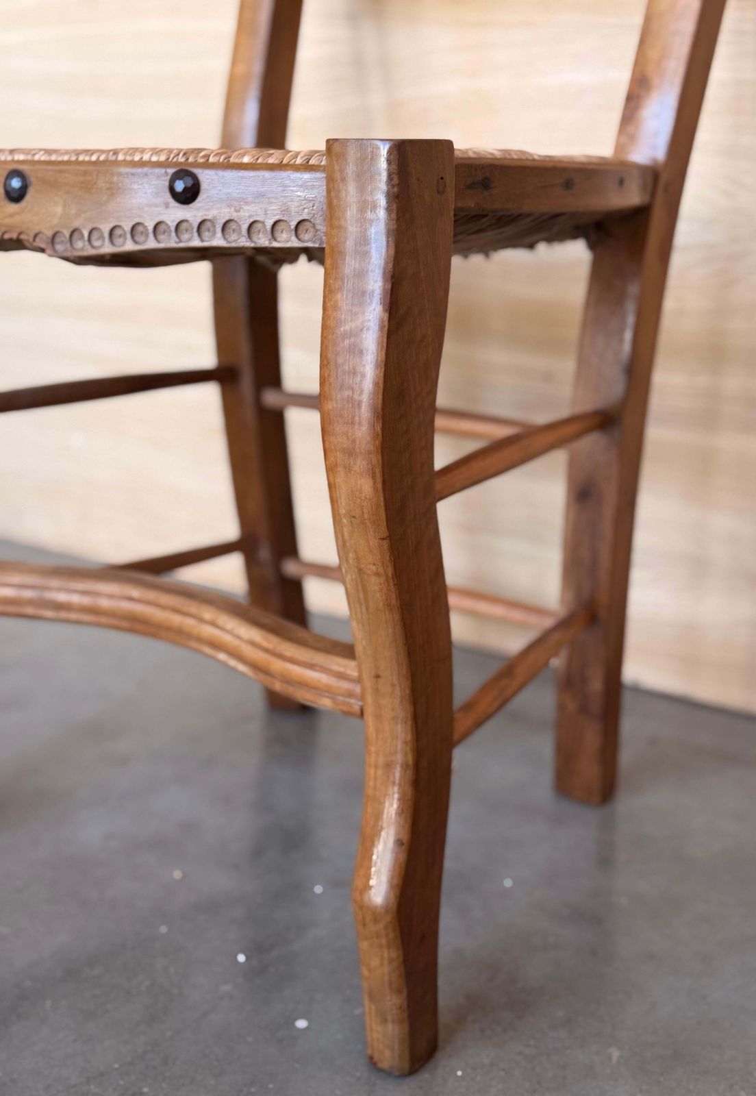 photo furniture Chaises de salle à manger espagnoles XIXe siècle à larges assises cannées, lot de 10