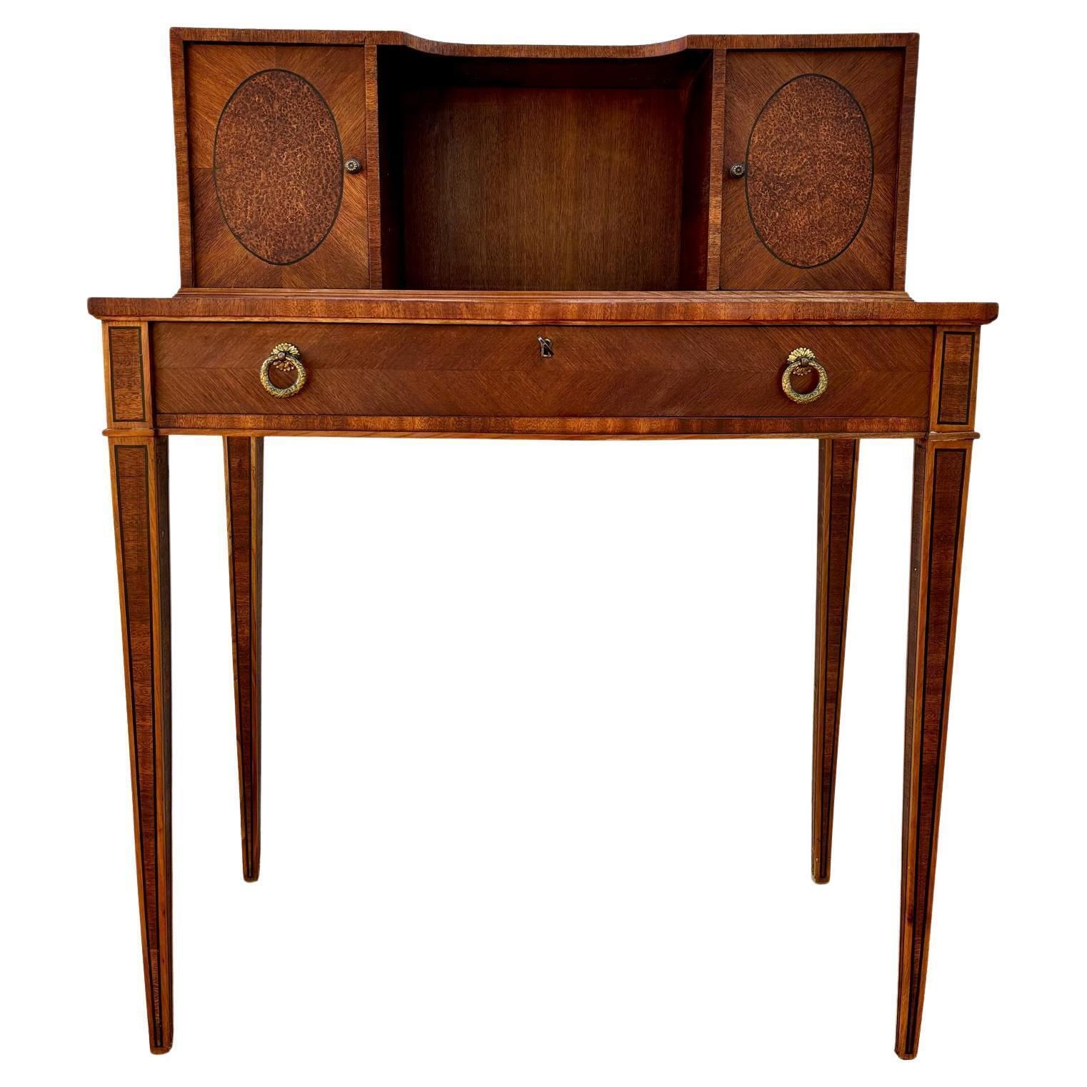 Bureau français en placage de noyer, début du XXe siècle, années 1940