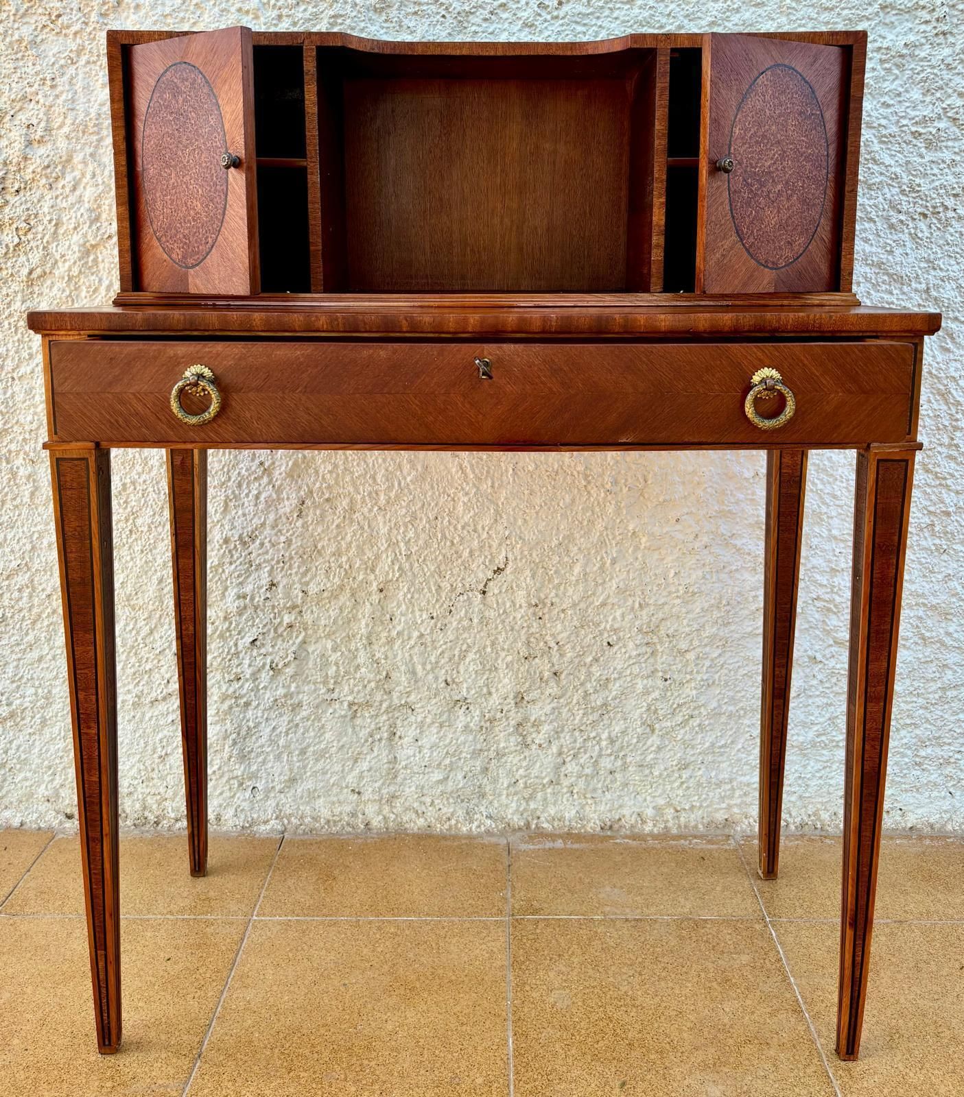 Bureau français en placage de noyer, début du XXe siècle, années 1940 photo for sale