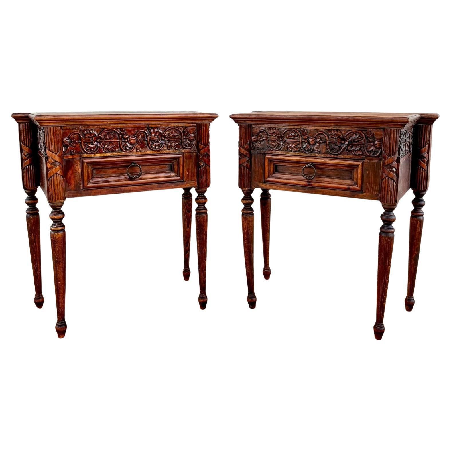 Tables de chevet françaises en bois sculpté, années 1940, lot de 2