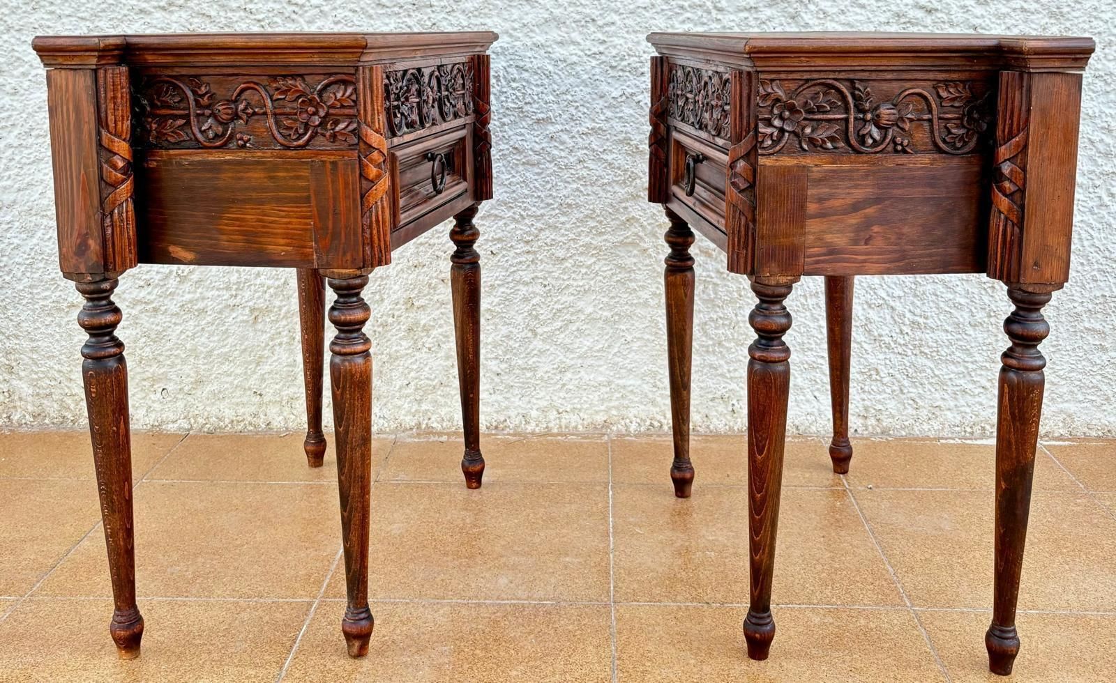 Tables de chevet françaises en bois sculpté, années 1940, lot de 2 photo buy