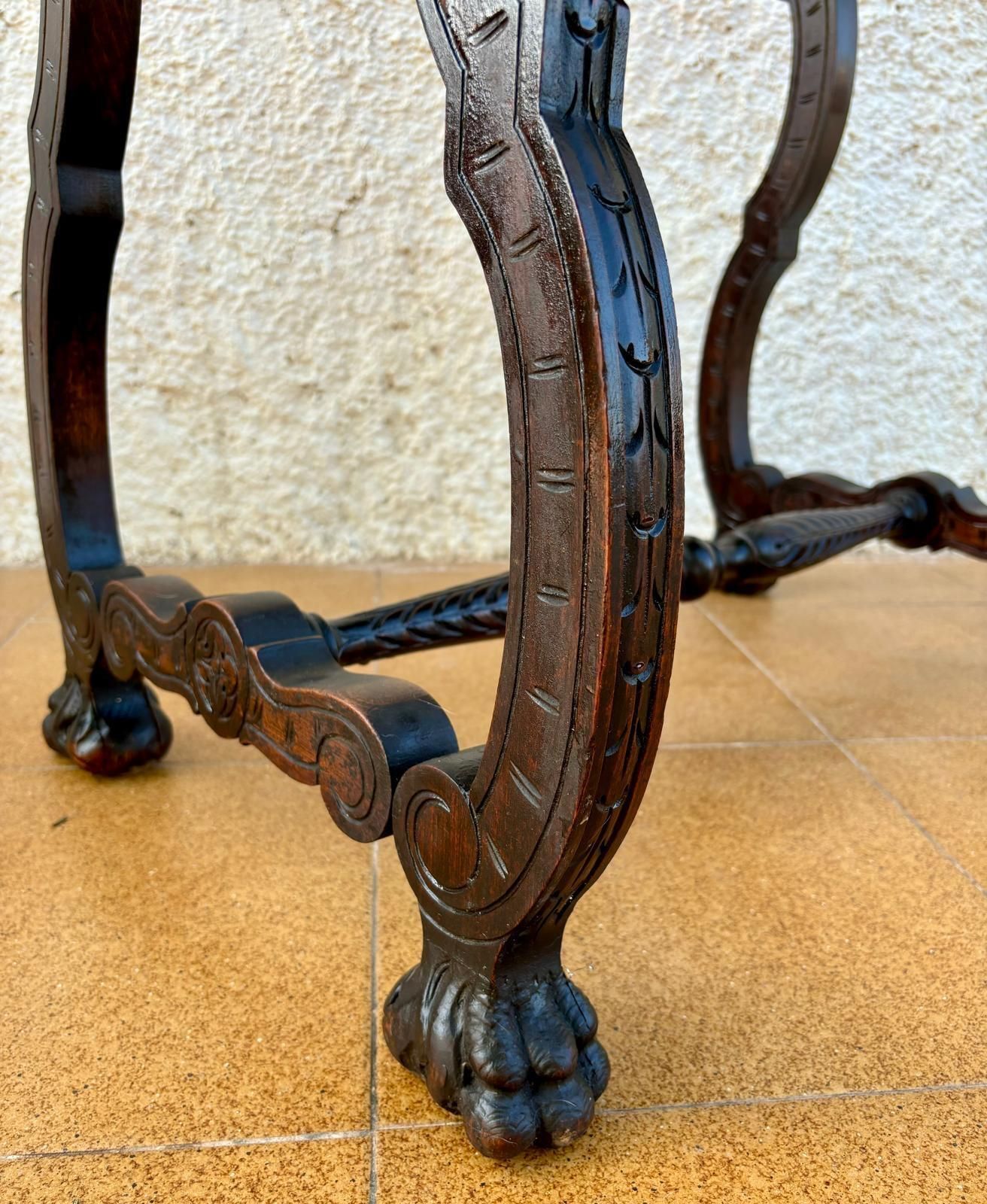 Mobilier Table d'appoint baroque espagnole, pieds en lyre et plateau en marqueterie, début du XIXe siècle photo