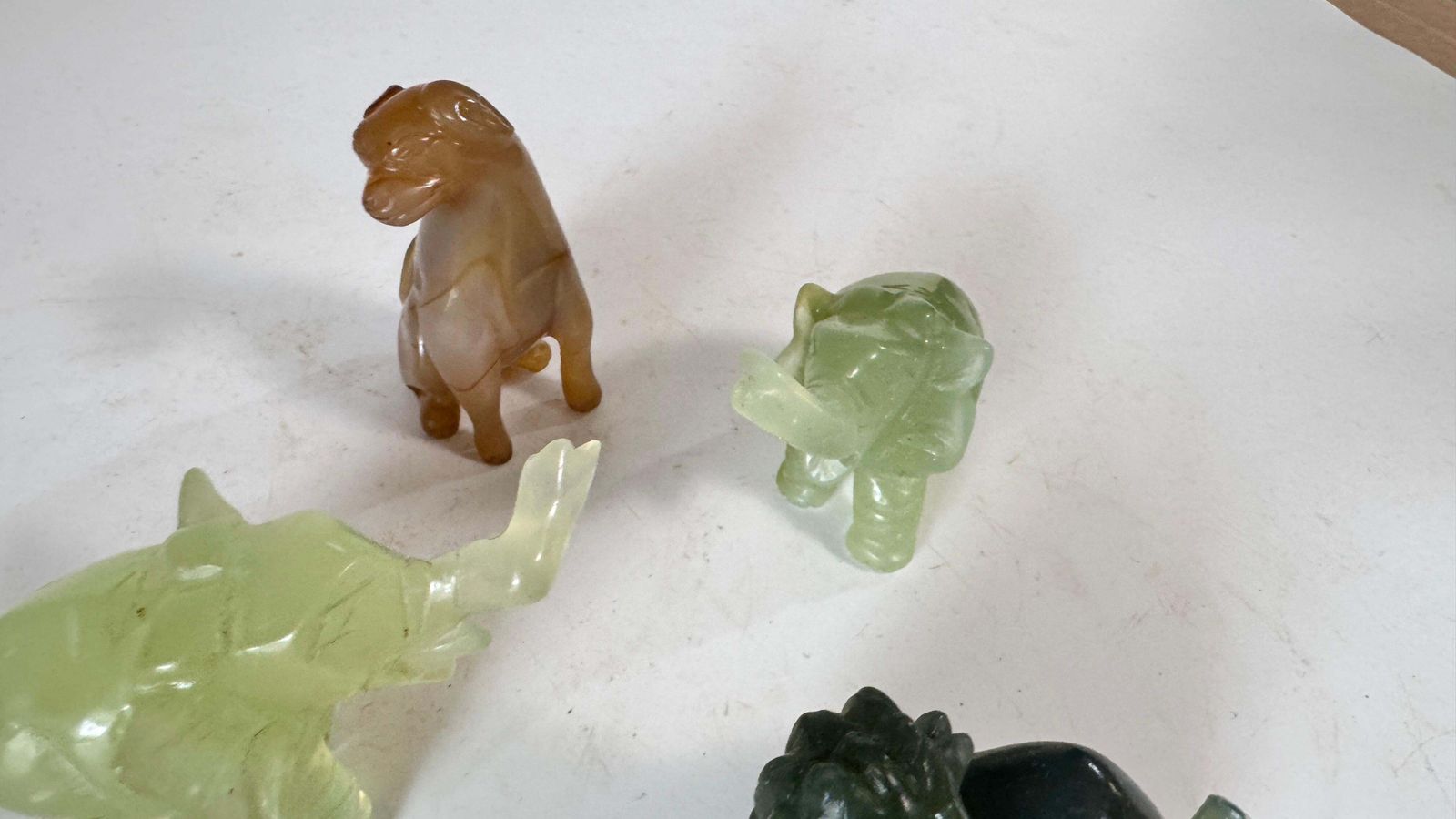 Set Of 4 Chinese Animal Figurines In Jade And Onyx – Elephants, Lion & Dog, 20th photo vinterior