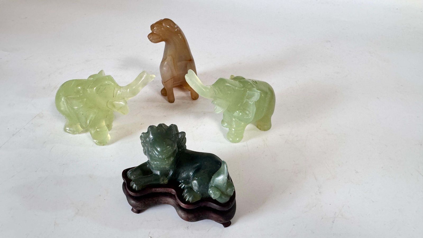 Set Of 4 Chinese Animal Figurines In Jade And Onyx – Elephants, Lion & Dog, 20th photo vintage