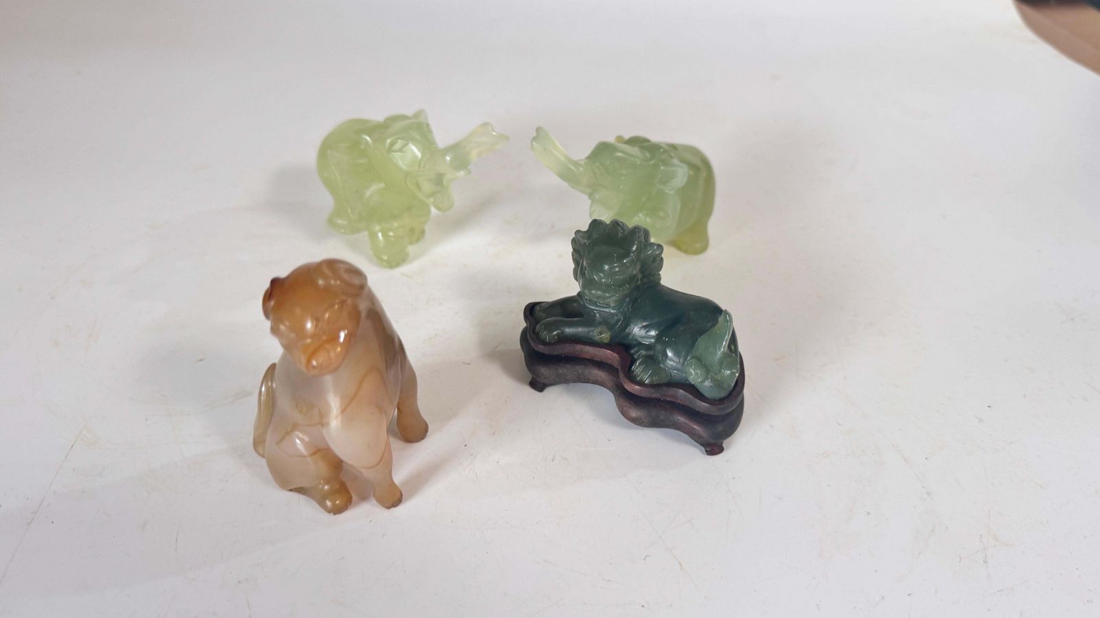 photo furniture Set Of 4 Chinese Animal Figurines In Jade And Onyx – Elephants, Lion & Dog, 20th