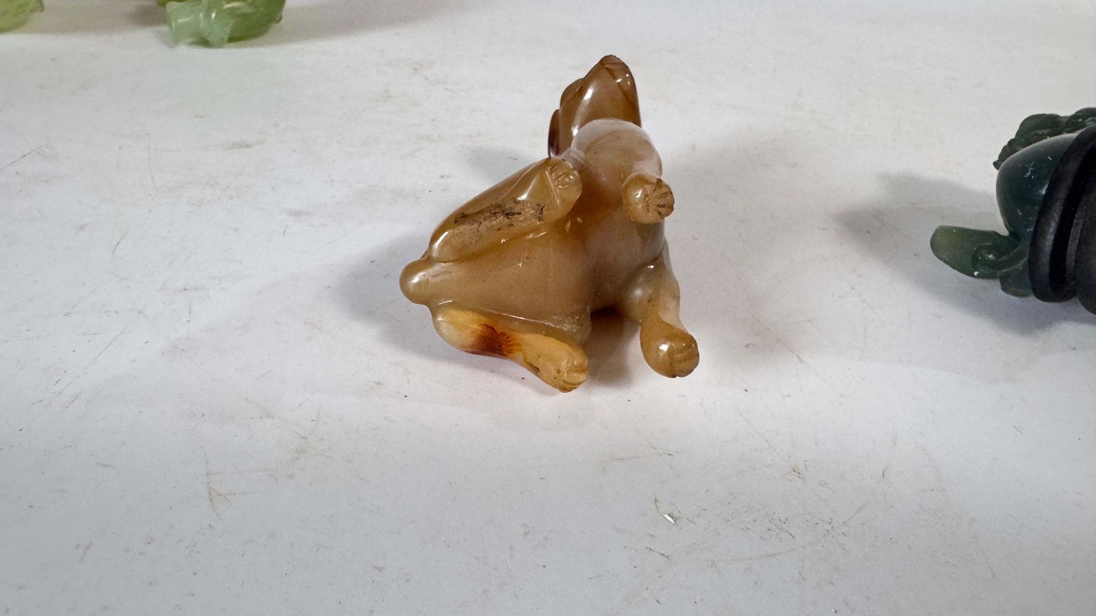 photo vinterior Set Of 4 Chinese Animal Figurines In Jade And Onyx – Elephants, Lion & Dog, 20th