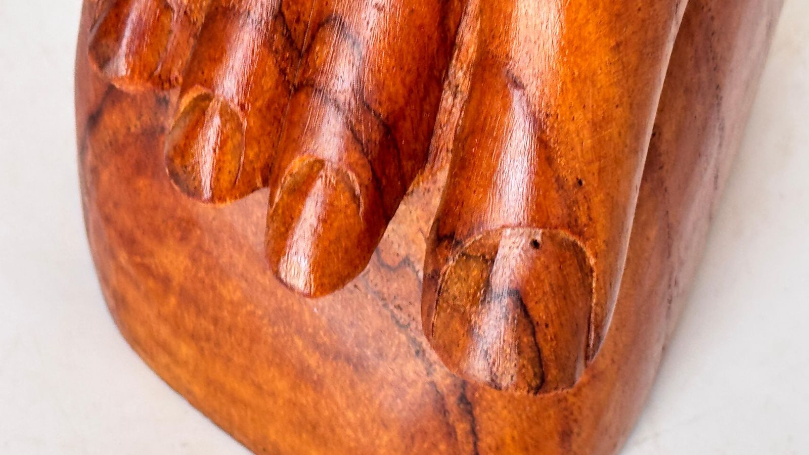 Sculptural Foot & Ankle Jewelry Display In Patinated Wood – Decorative photo vinterior