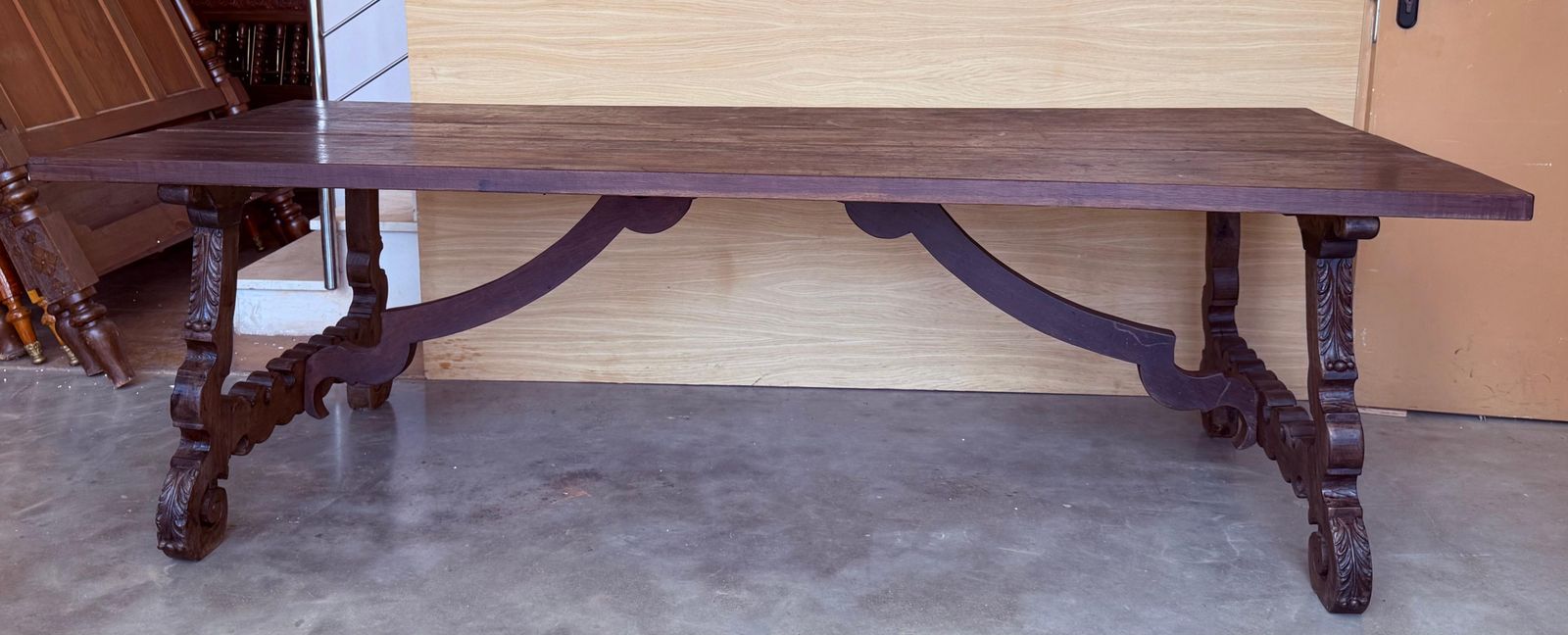 Grande table à manger ou de bureau espagnole du XVIIIe siècle, pieds sculptés et entretoise en fer photo furniture