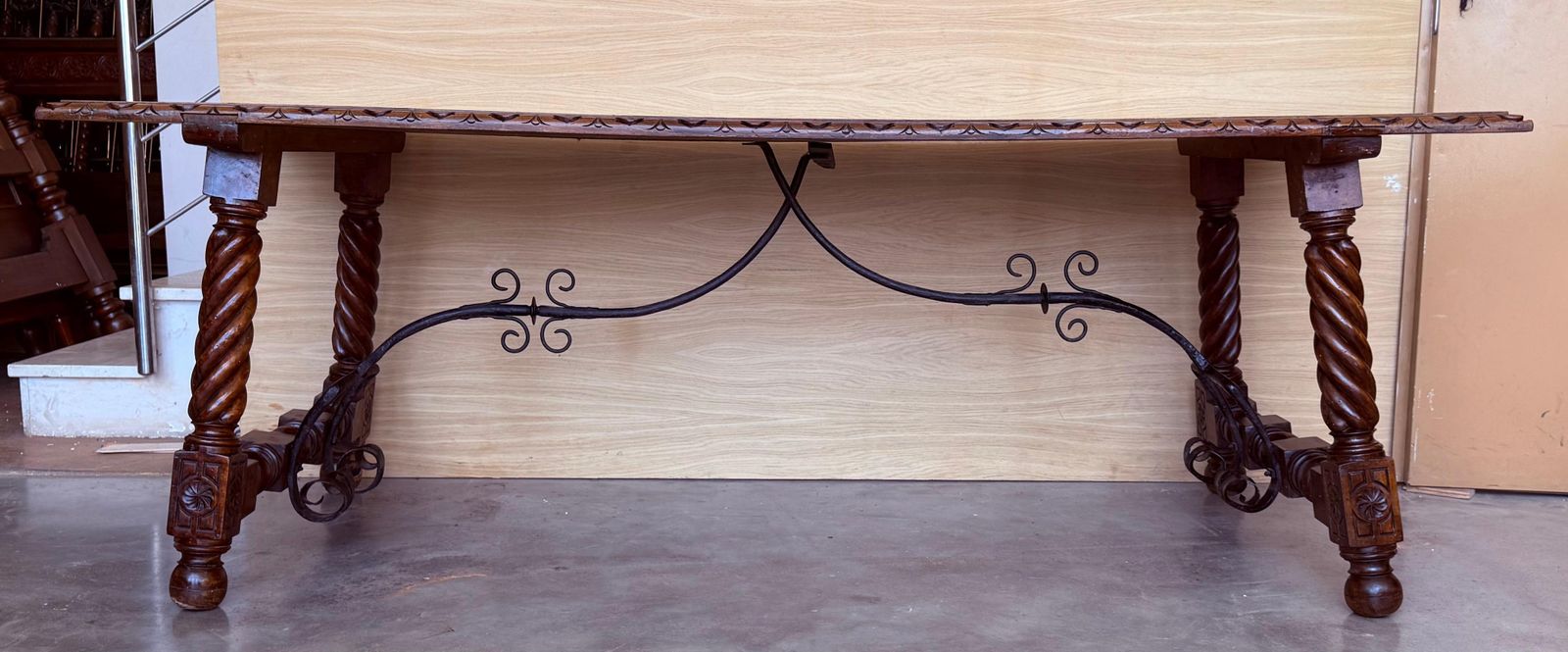Grande table à manger ou de bureau espagnole à pieds salomoniques et entretoise en fer, XVIIIe siècle photo Mobilier