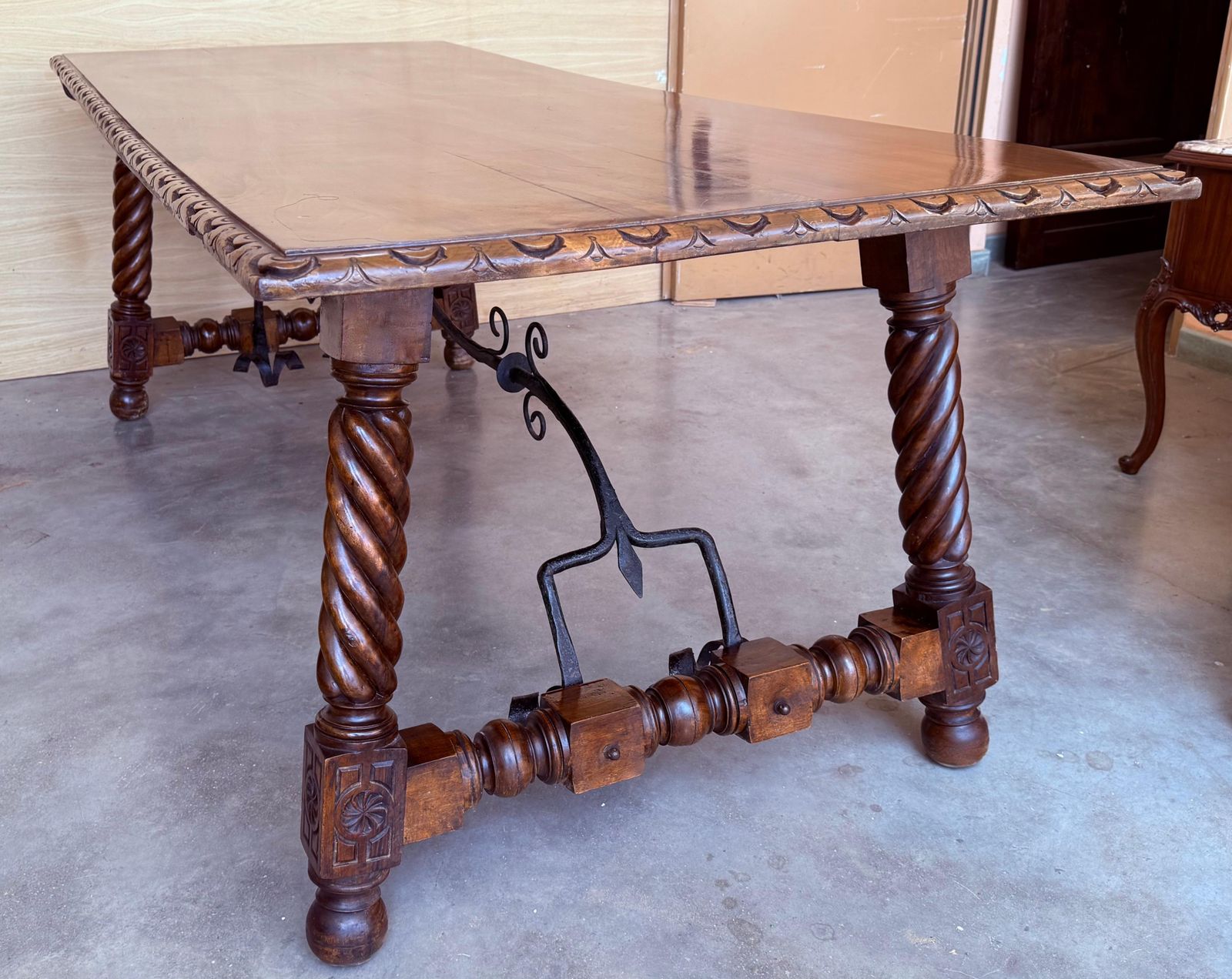 Grande table à manger ou de bureau espagnole à pieds salomoniques et entretoise en fer, XVIIIe siècle photo buy