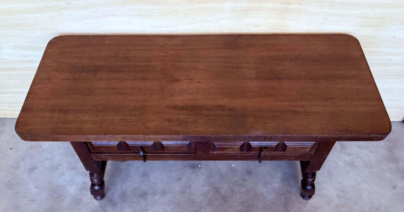 Table basse rectangulaire espagnole à pieds tournés et quatre tiroirs photo vinterior