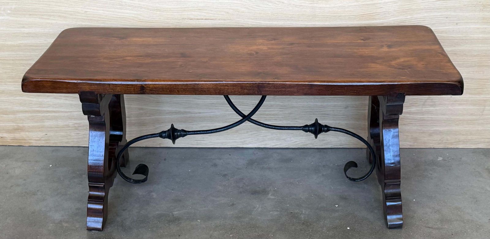 Table basse espagnole rectangulaire à pieds en lyre photo Mobilier