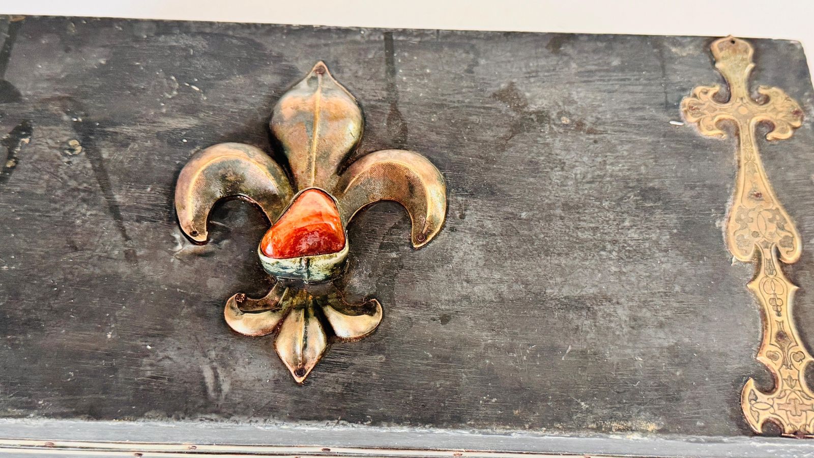 Handcrafted Pewter Cigar Box With Brass Inlays, Fleur De Lys Motif, 1970s Franc photo for sale