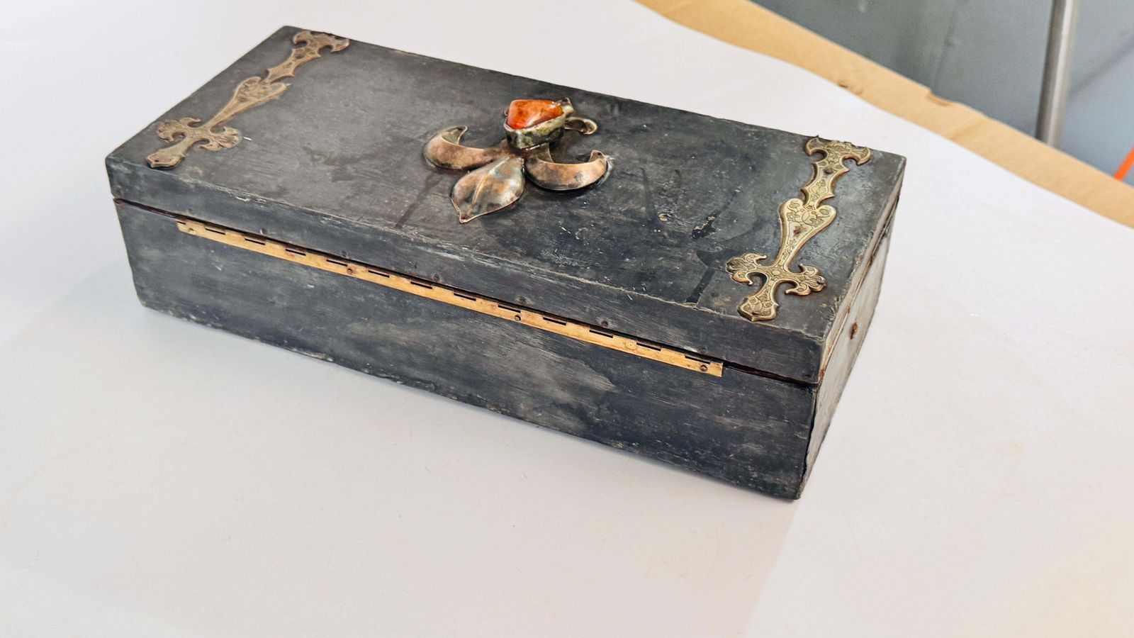 Handcrafted Pewter Cigar Box With Brass Inlays, Fleur De Lys Motif, 1970s Franc photo Home Decor