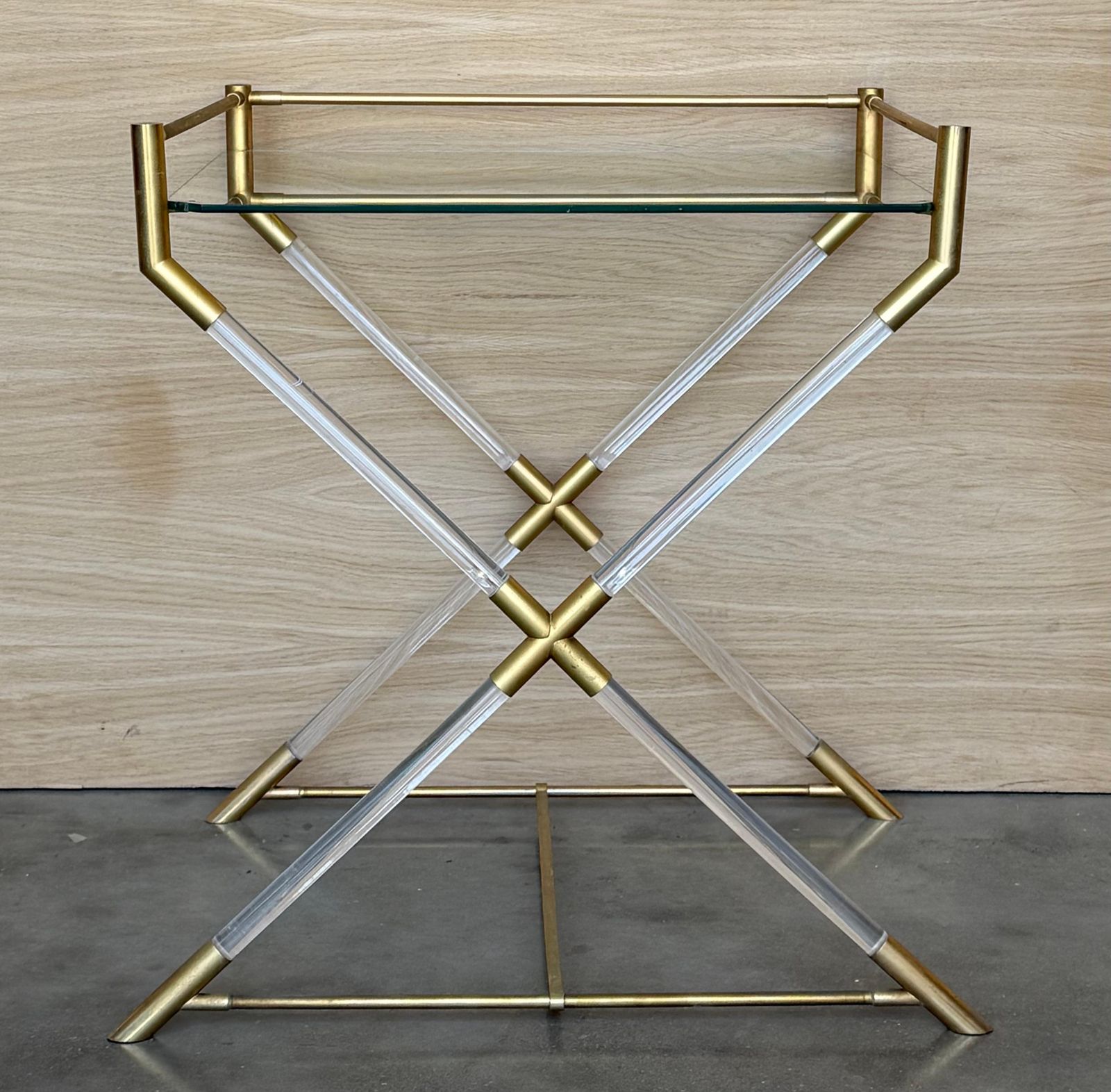 Table de service ou table d'appoint mid-century modern en laiton et lucite, à piétement en X photo furniture