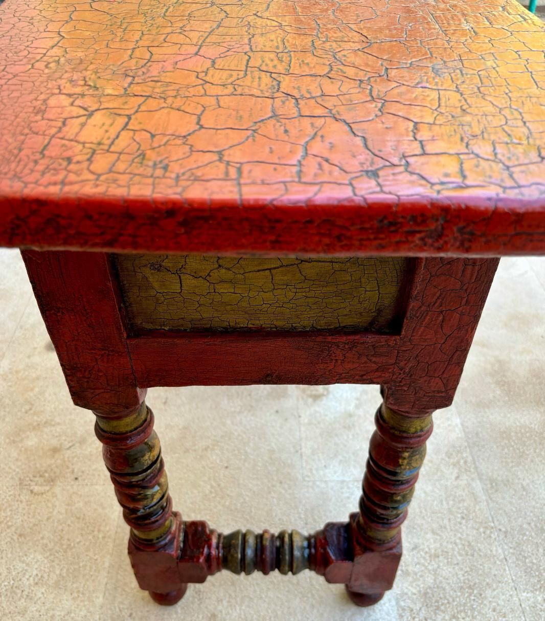 Console laquée rouge à dorures et tablier sculpté, années 1940 photo vinterior