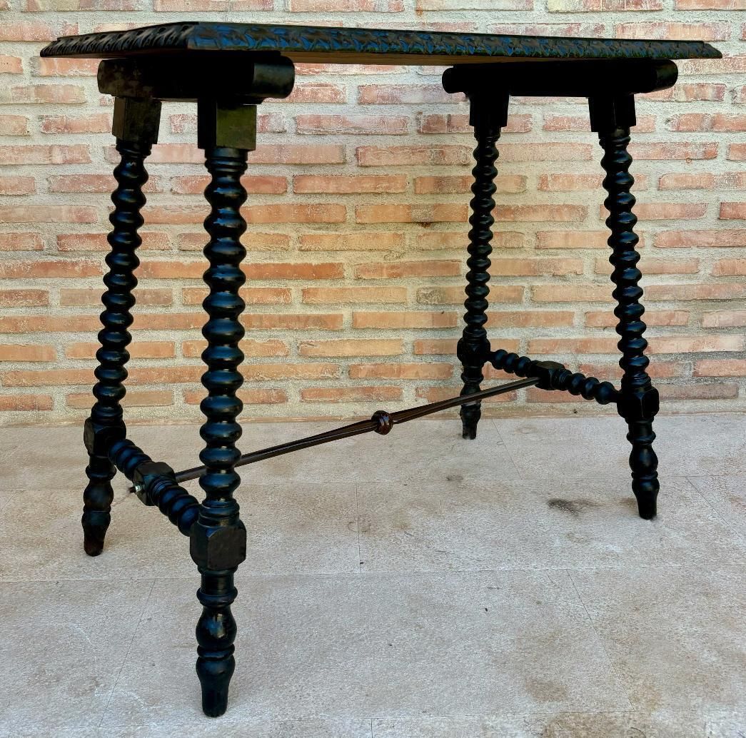 Table d'appoint espagnole du début du XXe siècle, pieds tournés et entretoise en fer, années 1920 photo 1775.0
