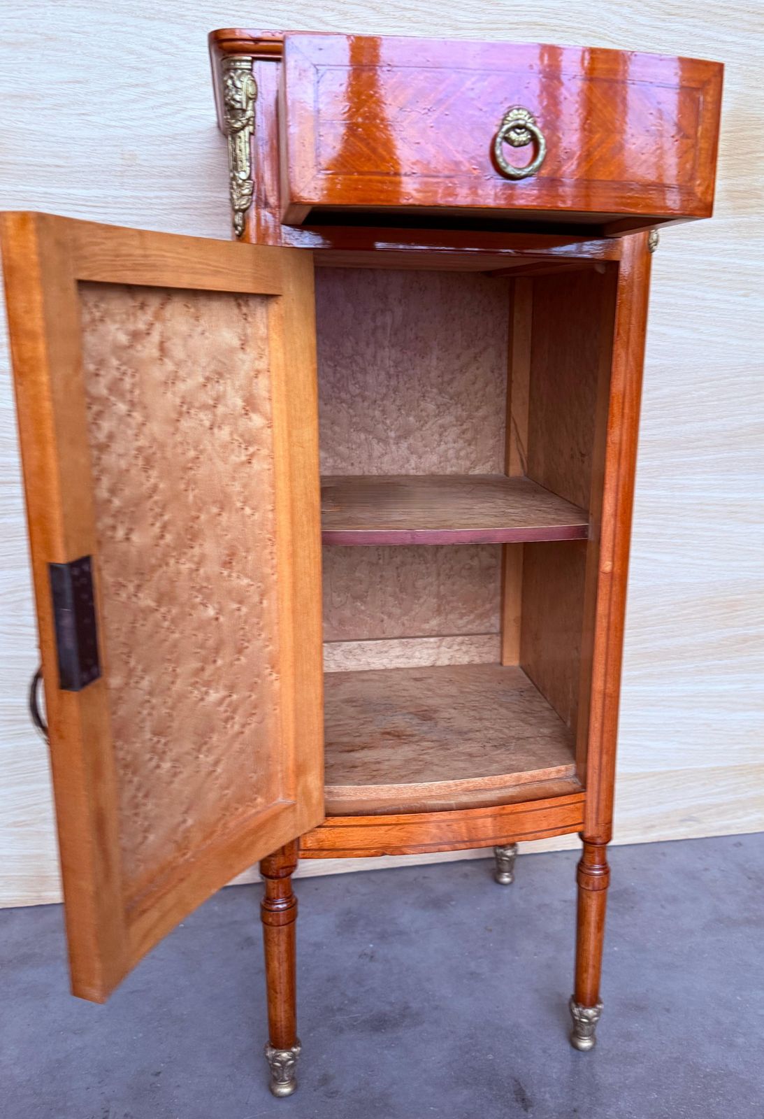 Mobilier Tables de nuit françaises hautes et étroites en marqueterie, avec tiroir et porte, en loupe de chêne photo