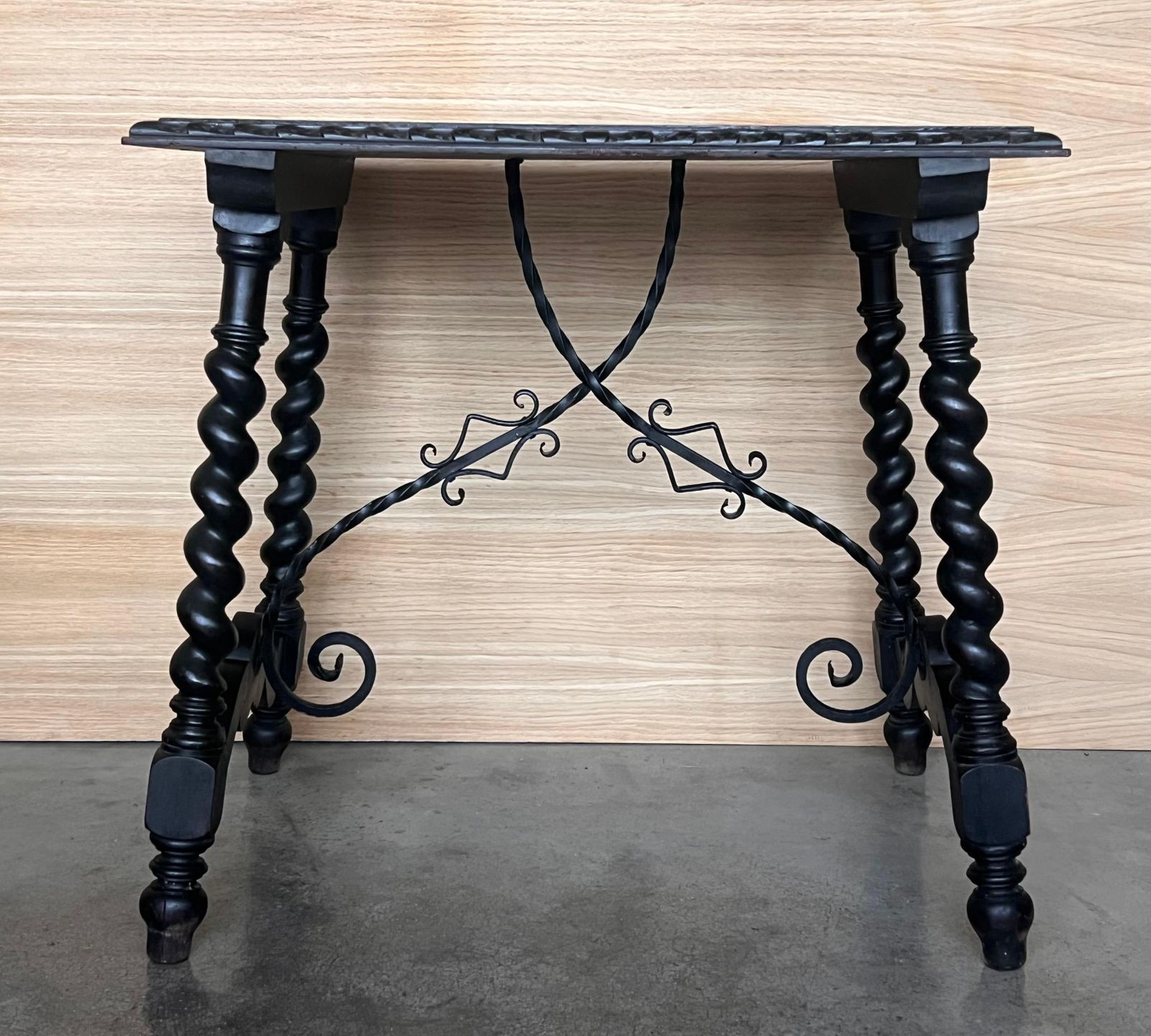 Table d'appoint espagnole du XIXe siècle, pieds tournés et entretoise en fer photo for sale