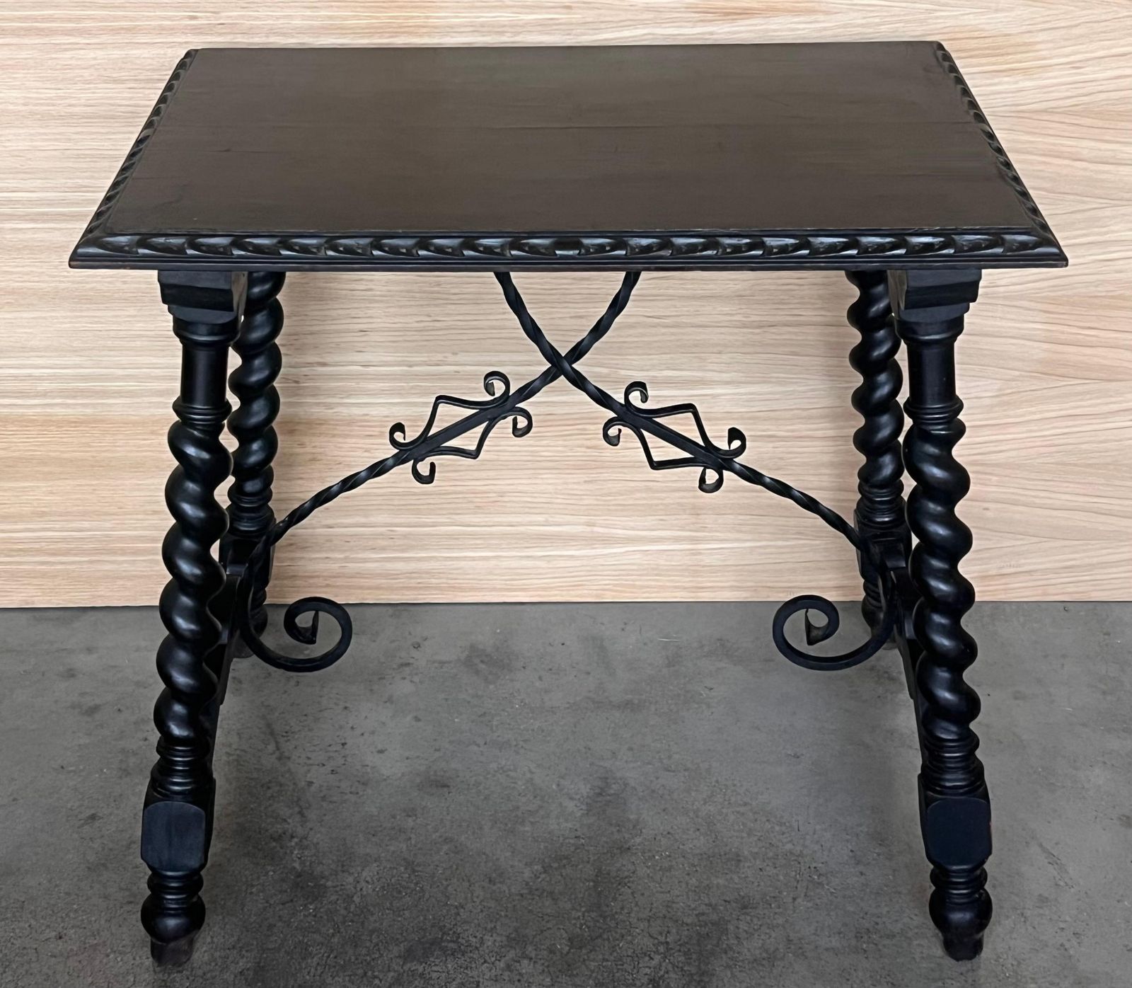 Table d'appoint espagnole du XIXe siècle, pieds tournés et entretoise en fer photo 2576.0