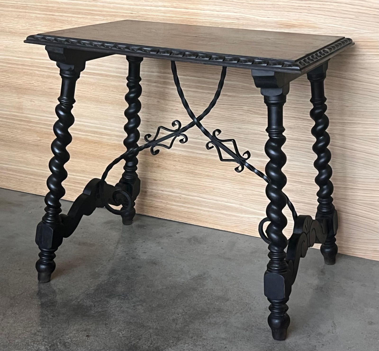 Table d'appoint espagnole du XIXe siècle, pieds tournés et entretoise en fer photo vinterior