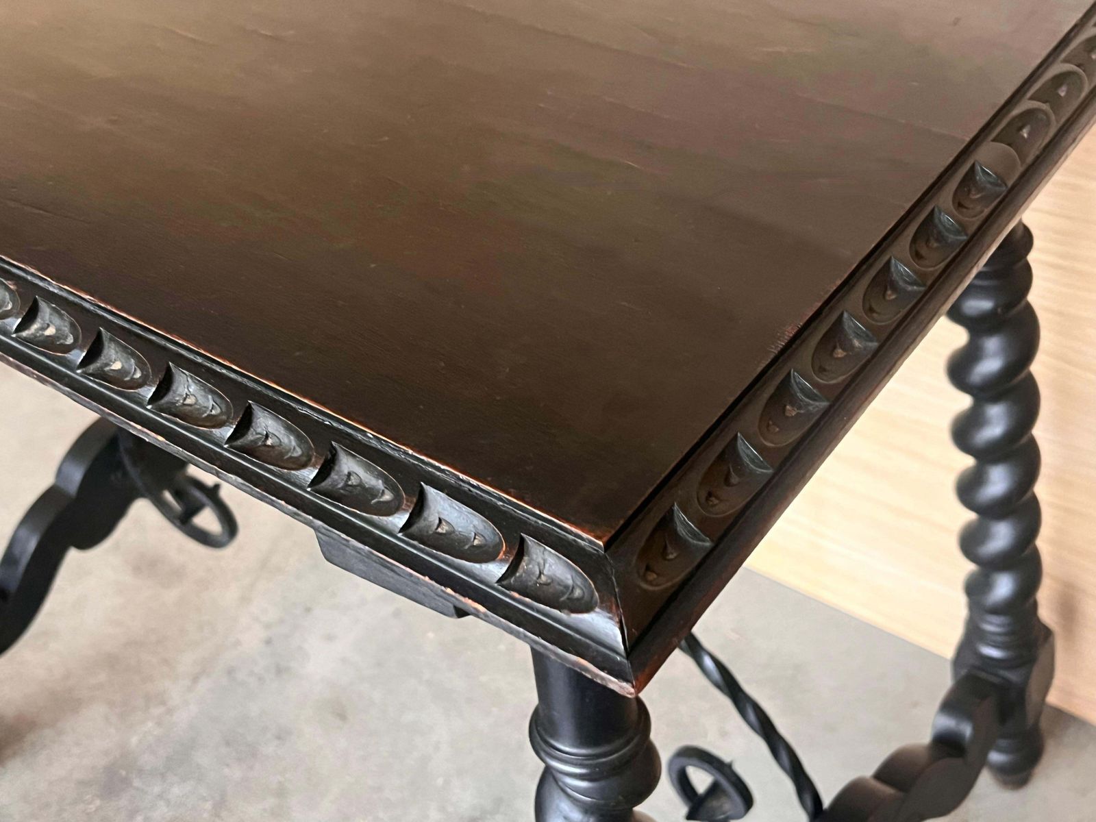 Mobilier Table d'appoint espagnole du XIXe siècle, pieds tournés et entretoise en fer photo